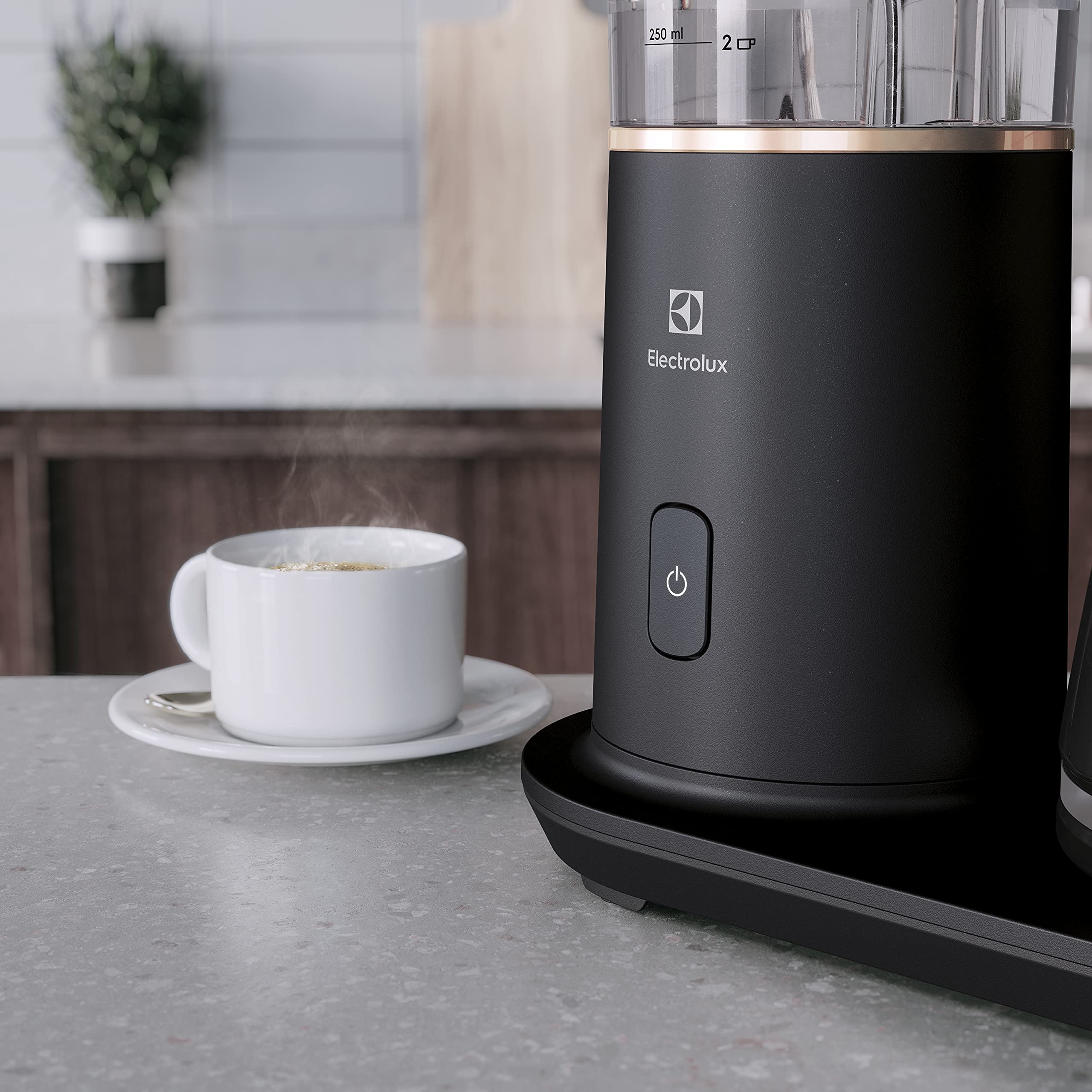 Electrolux Macchina da caffè Explore 7 E7CM1-2GB, sperimenta il gusto del caffè davvero buono, tecnologia di versamento automatico, caffettiera per 1.1 litri, colore Granite Black
