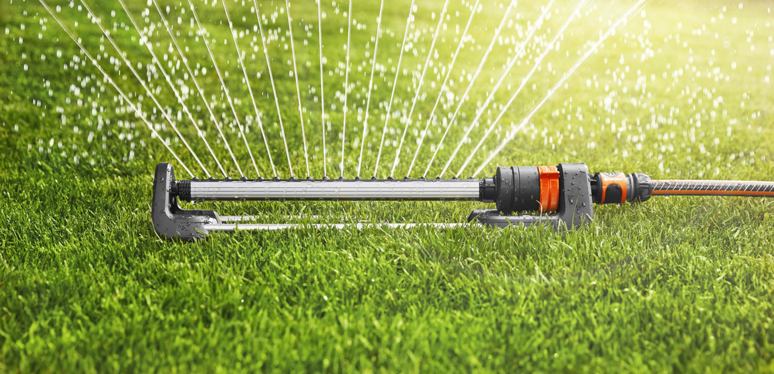 Gardena (18704) Bis zu 3000 m² - Verstellbarer, oszillierender Hofsprinkler, für die Bewässerung großer Flächen von Rasen und Garten. Gardena Oszillierende Sprinkler für den Außenbereich haben eine