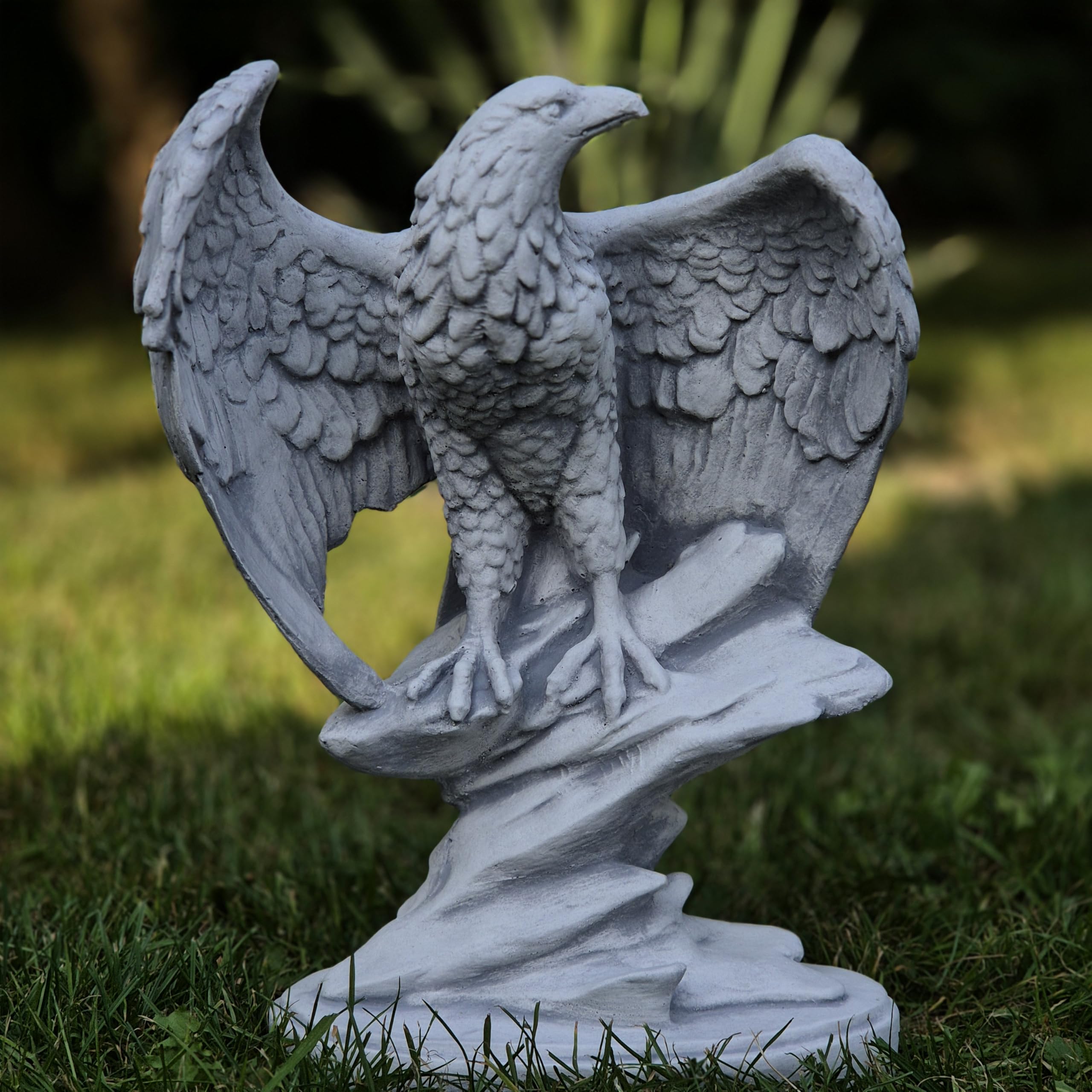 FABRIQ Adler auf Felsen 32 cm – 4 kg Steinguss Tierfigur – Frostsichere Gartendeko – Realistische Skulptur