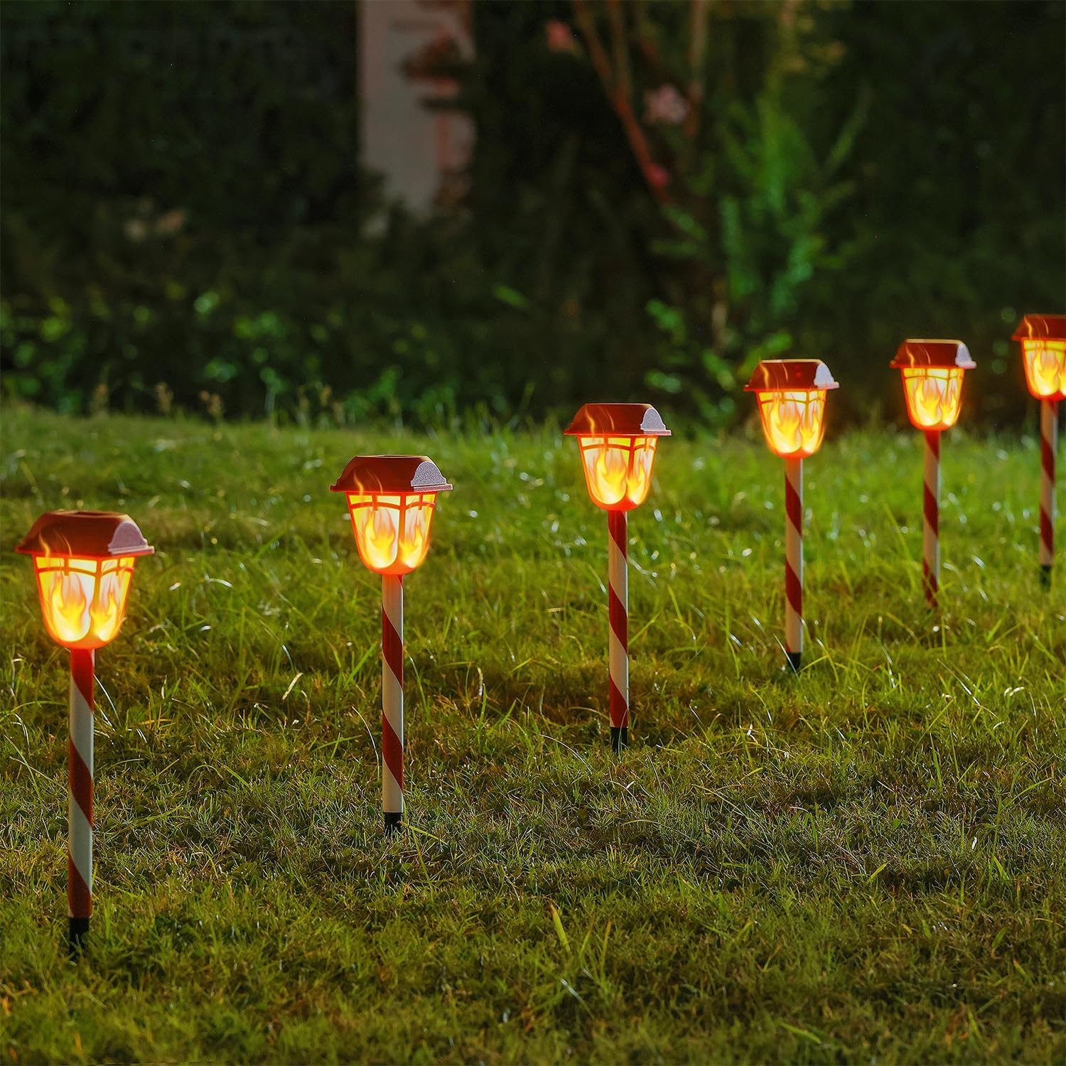 Dynaming 9 Pack Outdoor Solar Flimmern Flamme Taschenlampe, Rot & Weiß Candy Schilf Weihnachten Wegmarker, Wasserdicht & Auto Ein/Aus für Weihnachten Patio Hof Walkway Auffahrt