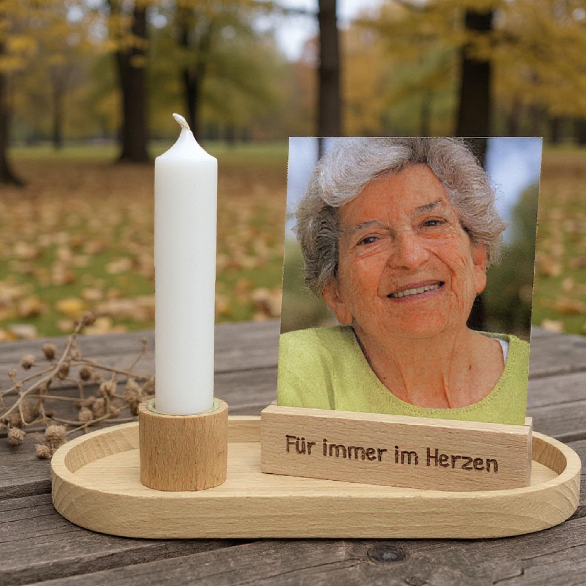 Gedenkset mit Kerzenhalter & Kartenhalter – Erinnerung an Verstorbene – graviert oder personalisiert – Holz Deko für Trauer & Gedenken (Für Immer im Herzen)