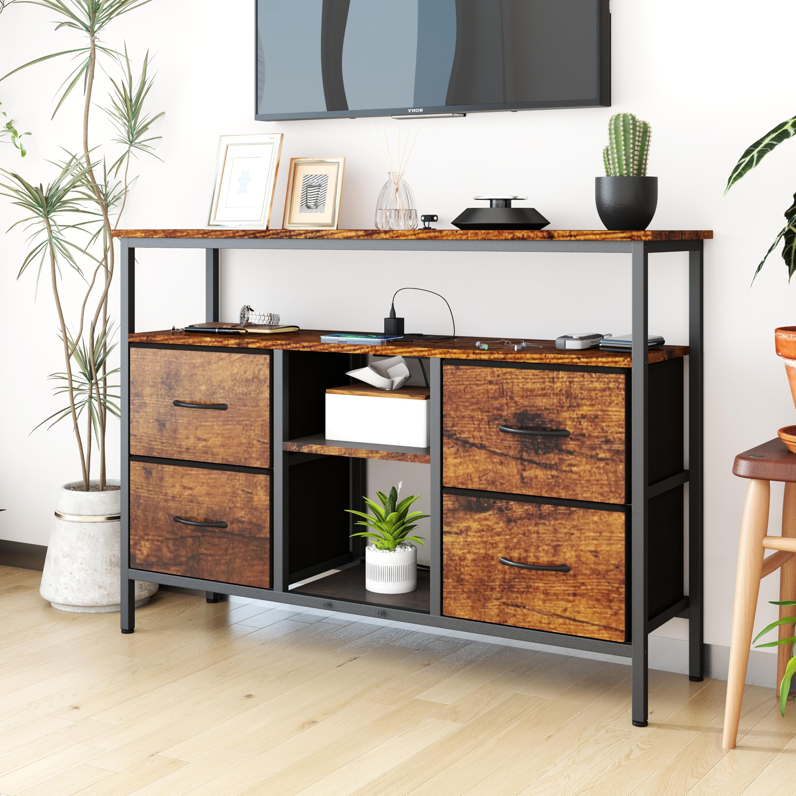 Hitsuki Meuble TV LED Meuble Télé Industriel Noir et Bois 110×30×78cm | PRISES ET RANGEMENT Deux prises et deux ports USB avec câble d’alimentation plus 4 tiroirs en tissu pour un usage quotidien