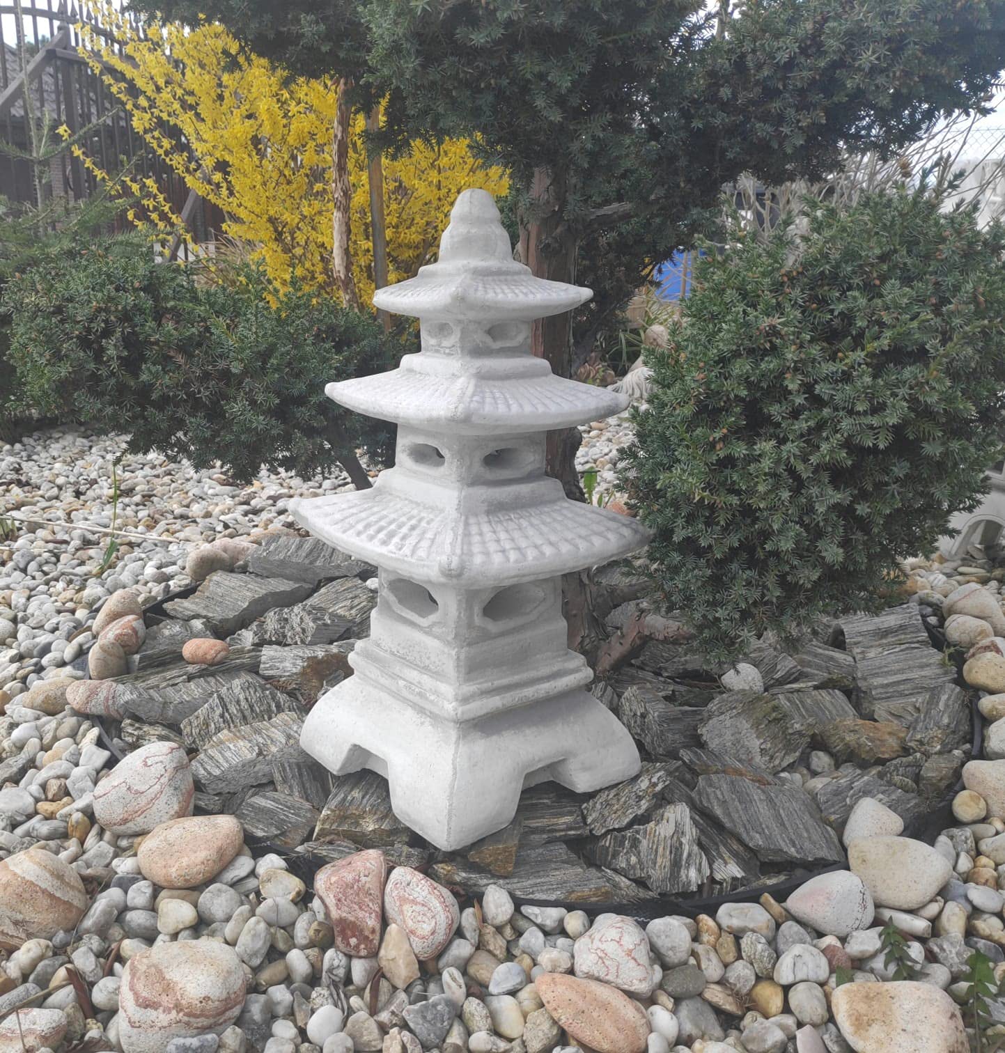 Lanterna in stile giapponese, pagoda a tre grondaie in pietra fusa, ornamento da giardino