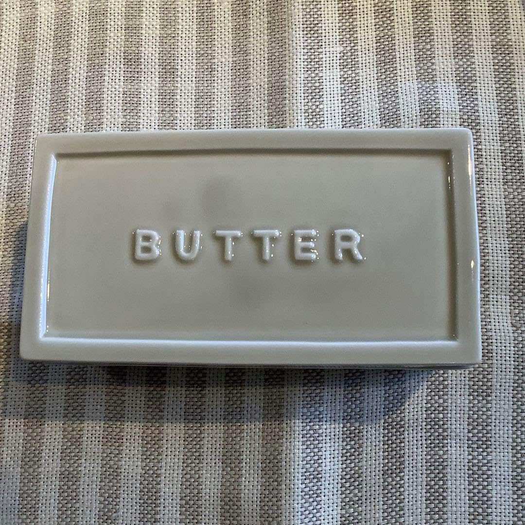 スタジオ エム :: バターケース - マルミツウェブストア / 食器ブランド「スタジオ エム」と「ソボカイ」の公式オンラインショップ|  陶器・磁器のオリジナル食器 スタジオエム バターケース キューブ グレー