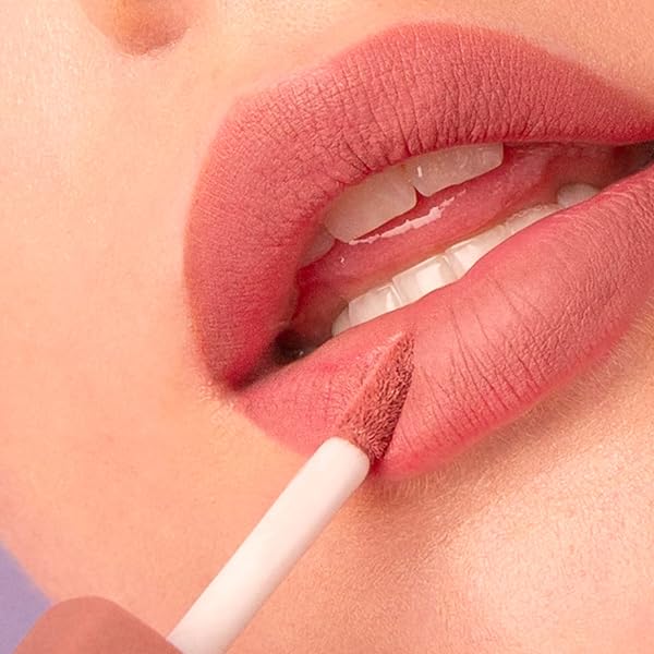 Visita la tienda de 3ina 3INA MAKEUP - The Longwear Lipstick 503 - Labial Líquido Nude de Larga Duración con Acido Hialurónico para Hidratar los Labios - Barra de Labios Matte de Alta Pigmentación - Vegan - Cruelty Free in use