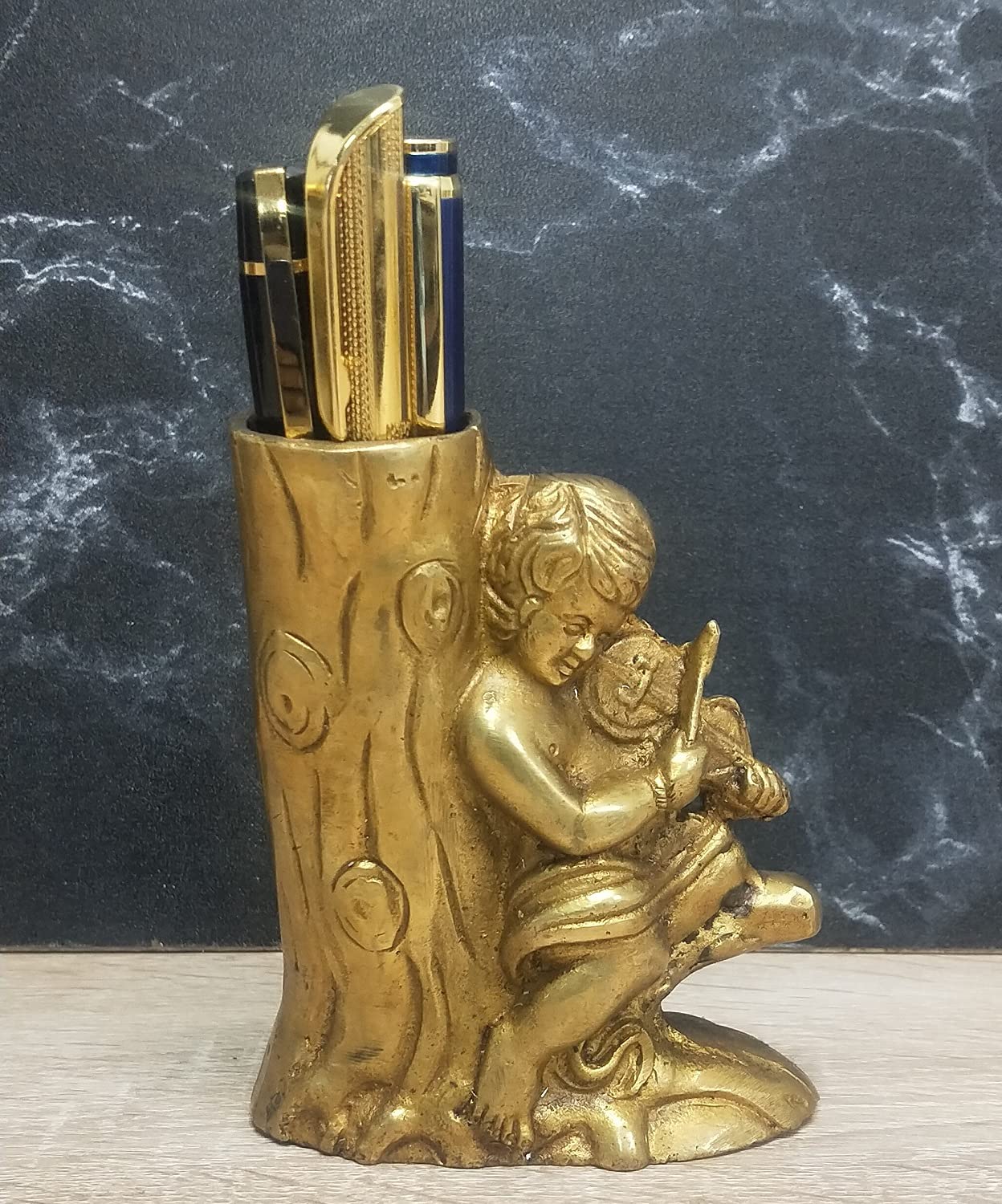 ARTVARKO Portapenne in ottone con albero con un ragazzo che suona il violino Showpiece fermacarte per tavolo da ufficio elegante supporto fantasia per uomini donne ufficio casa decorazione regalo