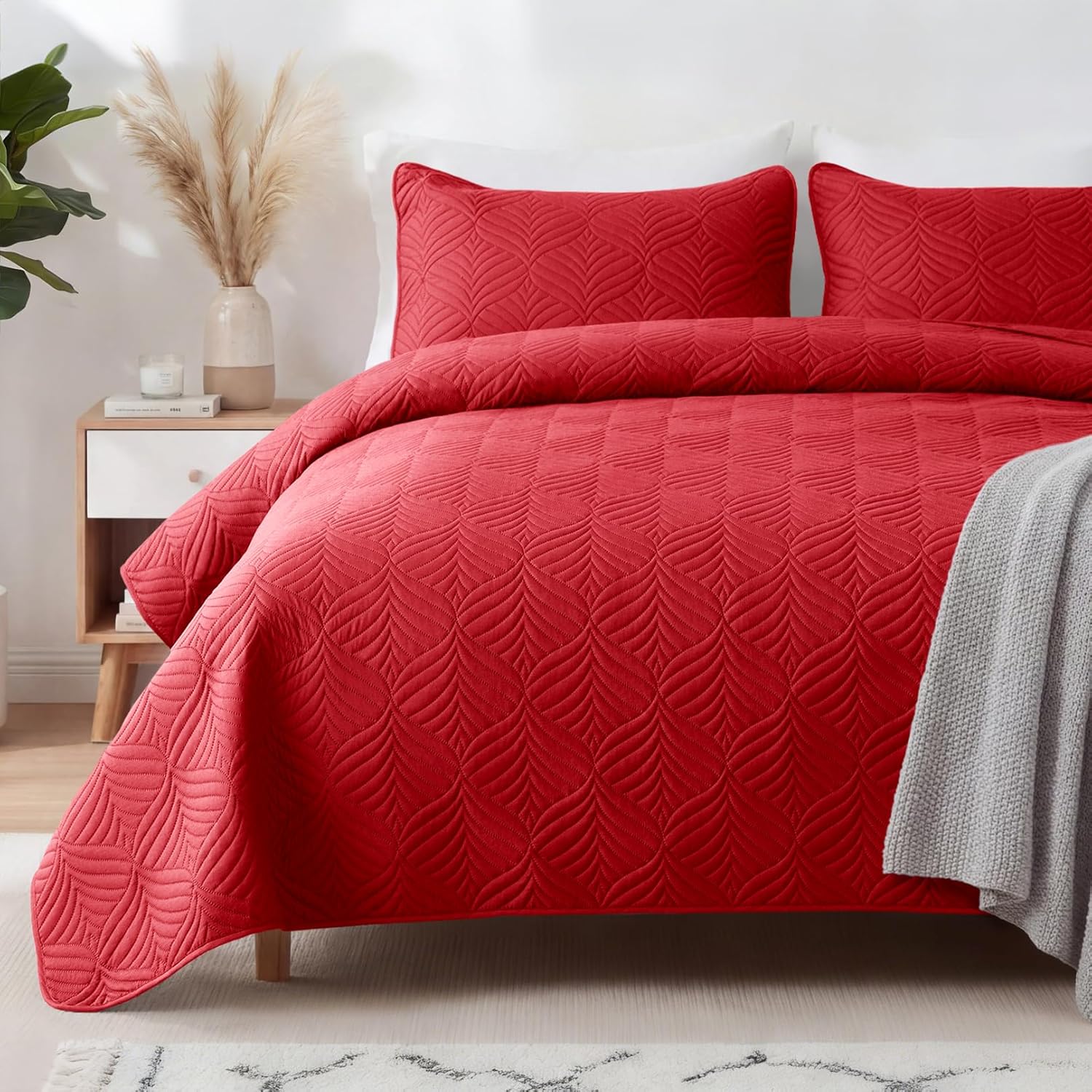 Whale Flotilla Extra Soft King Quilt Bedding Set, Lightweight Red Bedspreads Quilt King Size with Modern Pattern, Reversible 3-Piece Coverlet with 2 Pillow Shames for All Seasons