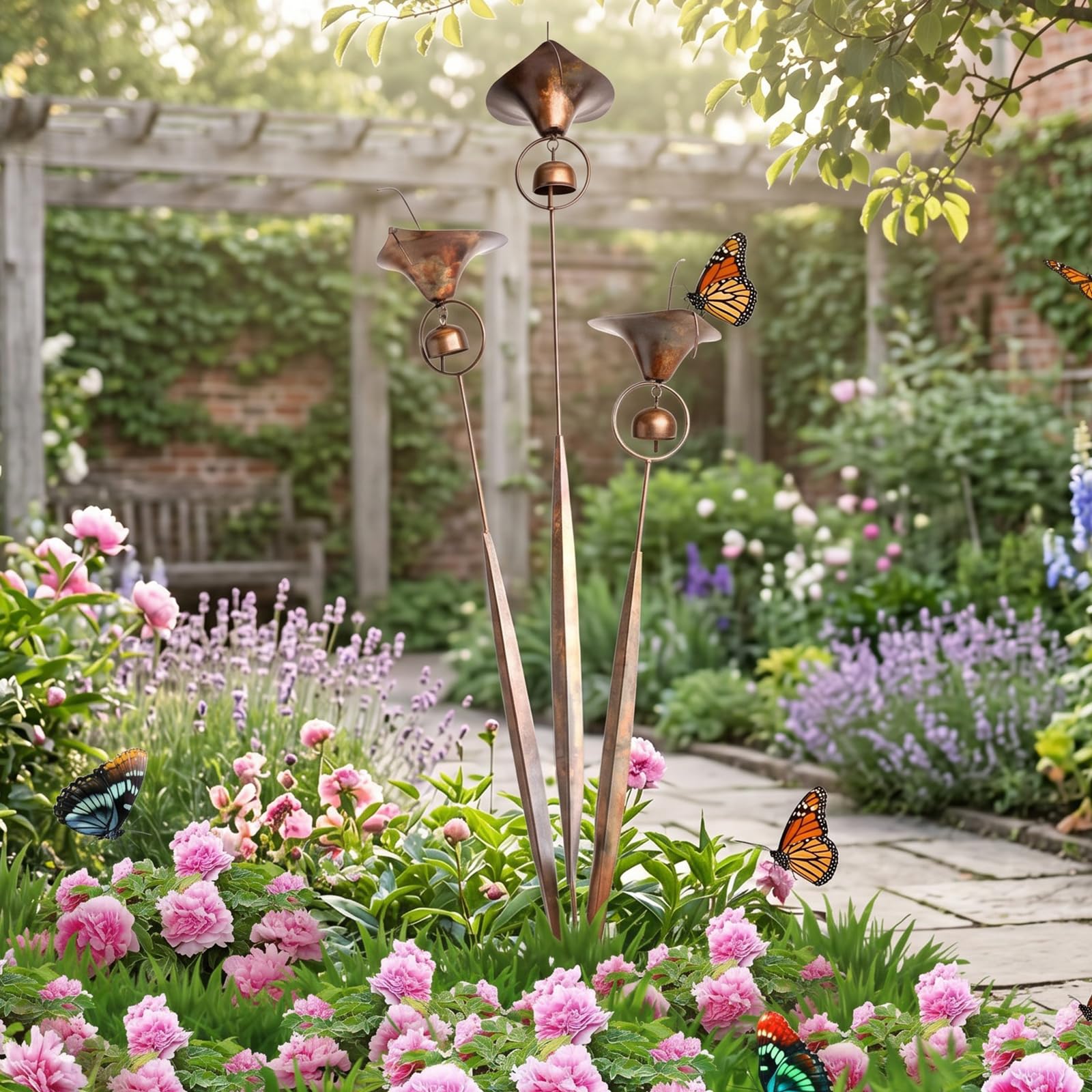 HTU Trzy kalie Lilie ogrodowe, 24-calowe metalowe kwiatowe ozdobne paliki ogrodowe z dzwoneczkami, ręcznie robione dekoracje zewnętrzne Stawki na zewnątrz Patio Yard Pathway Decor-2PCS