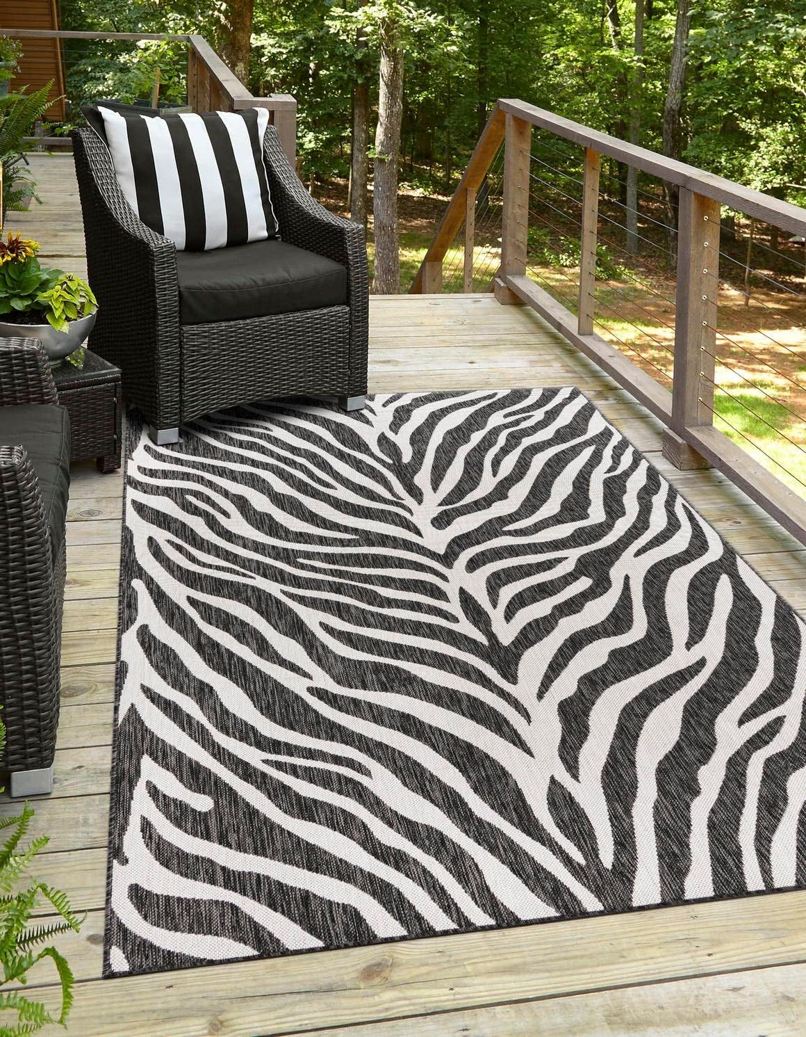Unique Loom Outdoor Safari Collection Area Rug - Tsavo (5' 3" x 8' Rectangle, White/ Black)
