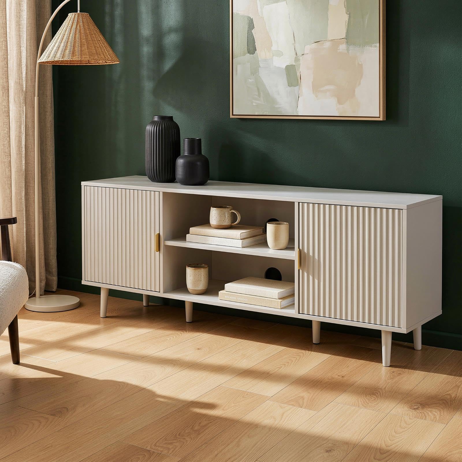 Lowboard ZELDA 150 cm, Kaschmir/Hellgrau - Modernes TV Lowboard mit Lamellenfront, Wohnzimmermöbel aus robustem MDF und Metallgestell, TV Schrank mit 2 Türen, offenes Mittelfach und Kabeldurchführung