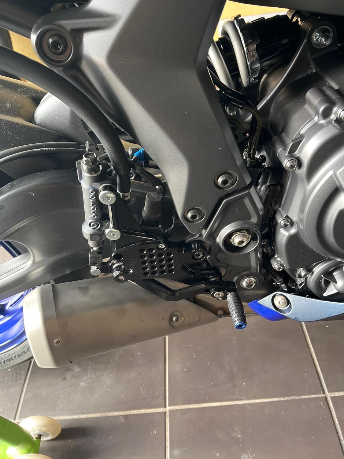 ONE.K.S Motorcycle CNC Adjustable Rear Set Foot Rest For YAMAHA YZF R7 2021-2022-2023 Foot Pedal (Black+Blue)