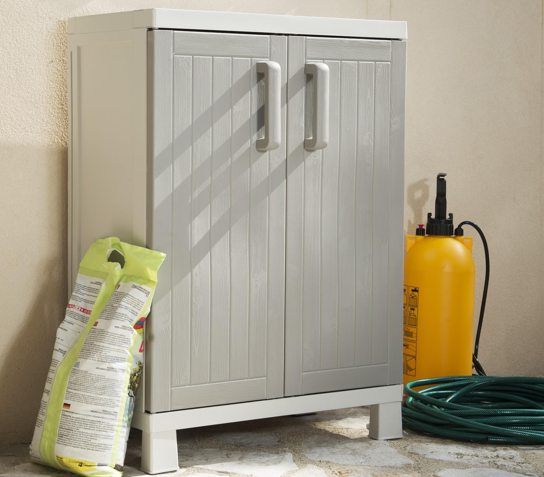 Toomax Armadio Wood Midi Basso 65x37x93h cm in plastica resistente effetto legno grigio tortora/grigio chiaro, con 2 ripiani regolabili e piedini, ideale per garage, cantine e spazi interni
