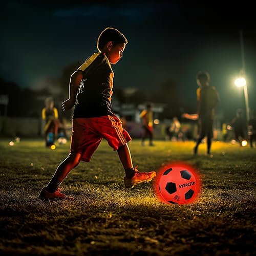 Miniatura 6 de SYNCFUN Balón de fútbol que brilla en la oscuridad para niños, juegos de regalos de equipo deportivo nocturno de fútbol, pelota roja brillante,