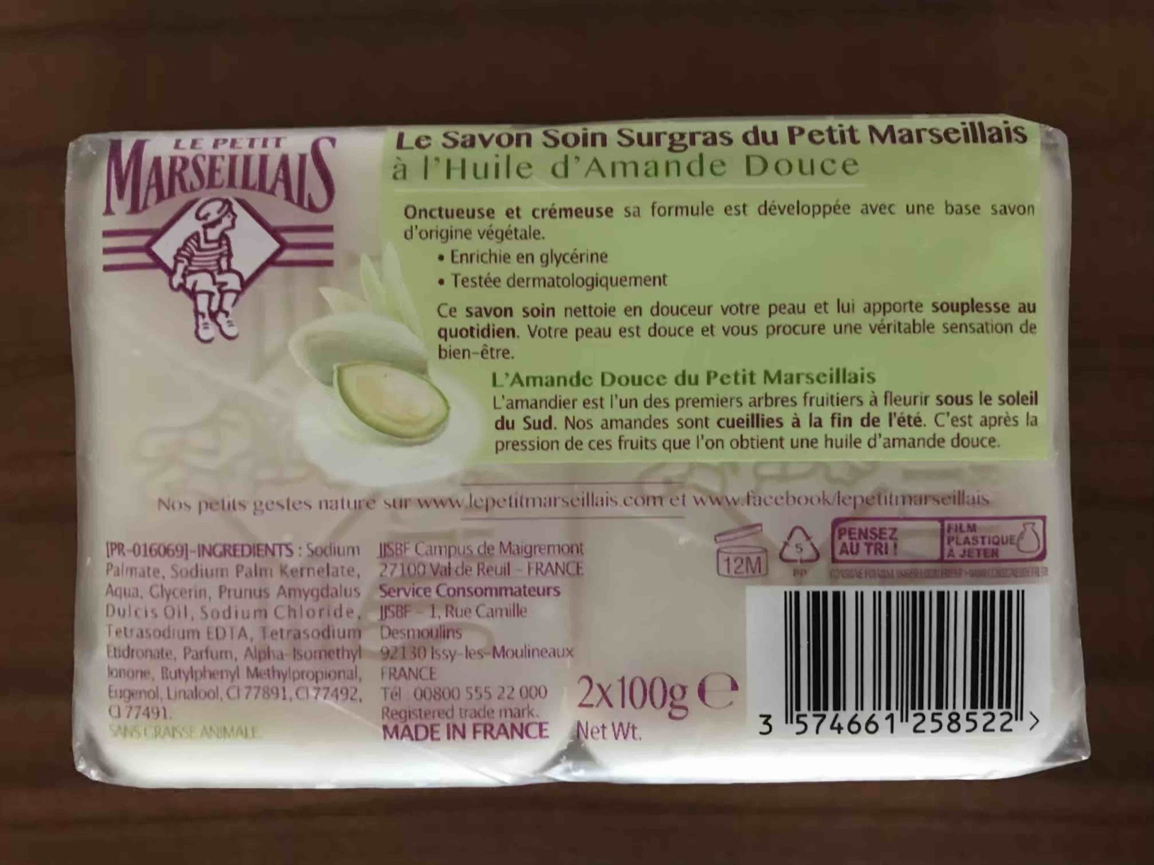 Le Petit Marseillais Savon Solide Nourrissant Amande Douce - Action
