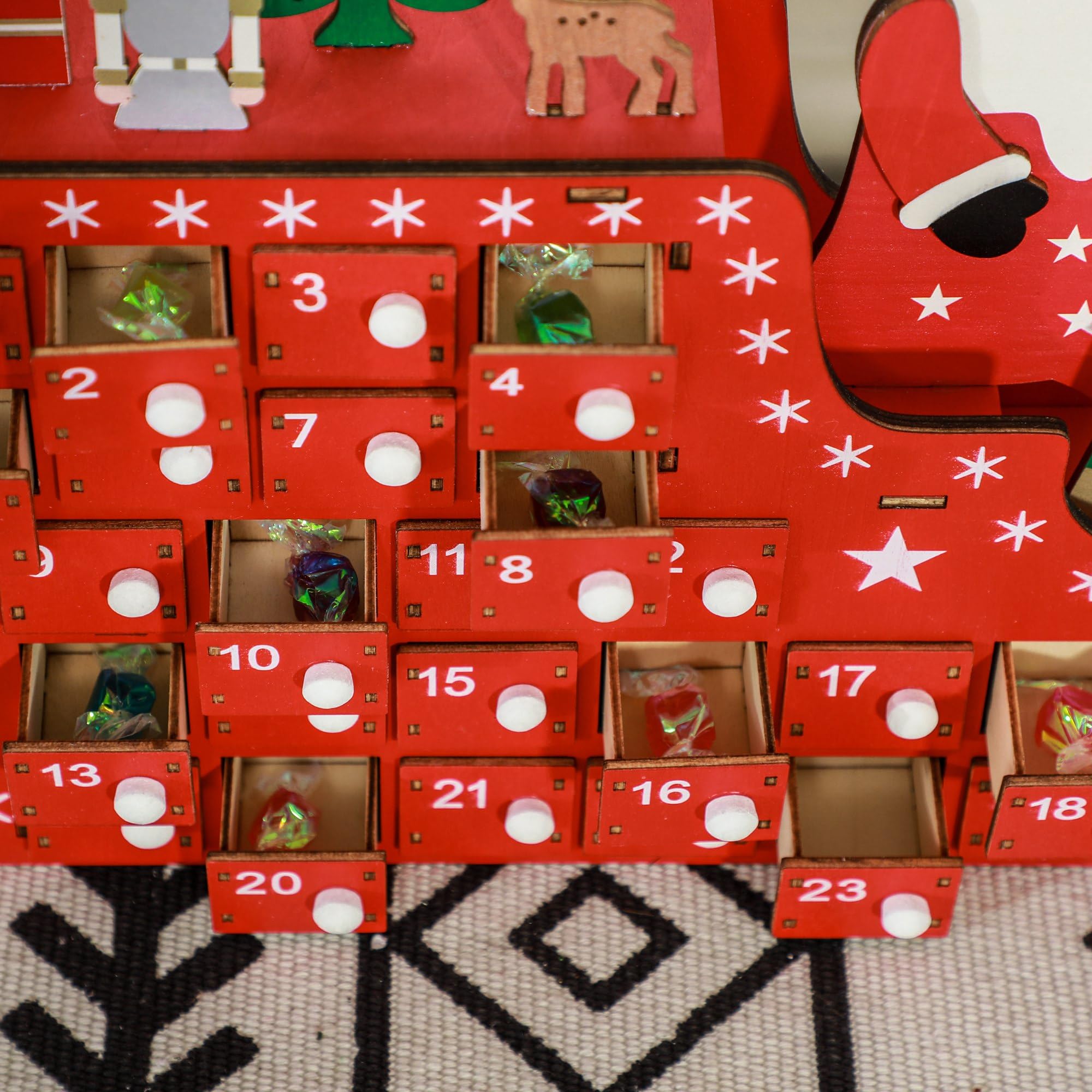 HOMCOM - Calendario de adviento de madera con 24 cajones para rellenar, color rojo | Calendario de Adviento reutilizable, diseño de Papá Noel y trineo, decoración de Navidad, regalo para niños y adultos