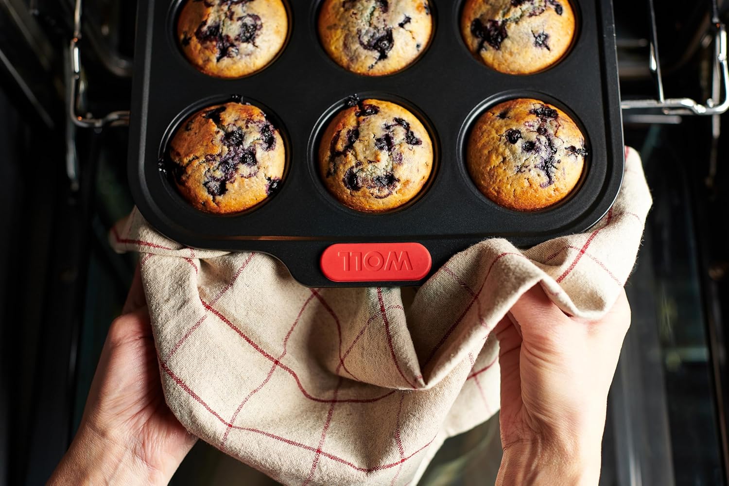 Woll Bakeware Muffin Pan for 12, with Heat Resistant Silicone Handles up to 230°C, PFAS Free, Dual Layer Non-Stick Coating, Aluminised Steel, Black