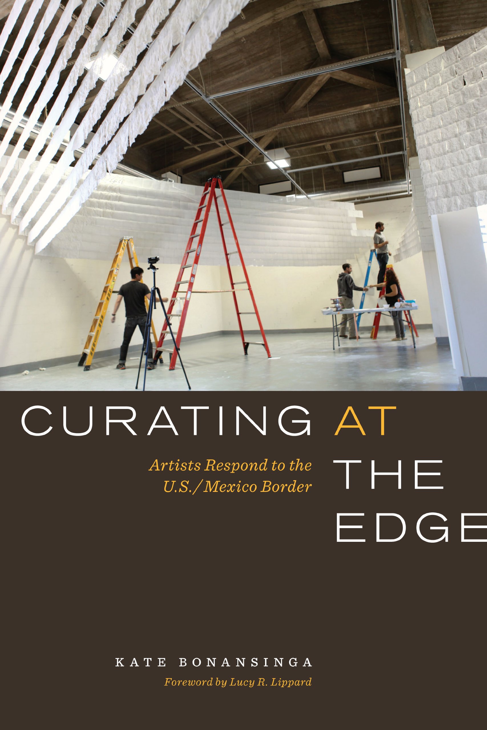 Curating at the Edge: Artists Respond to the U.S./Mexico Border (The William and Bettye Nowlin Series in Art, History, and Culture of the Western Hemisphere)