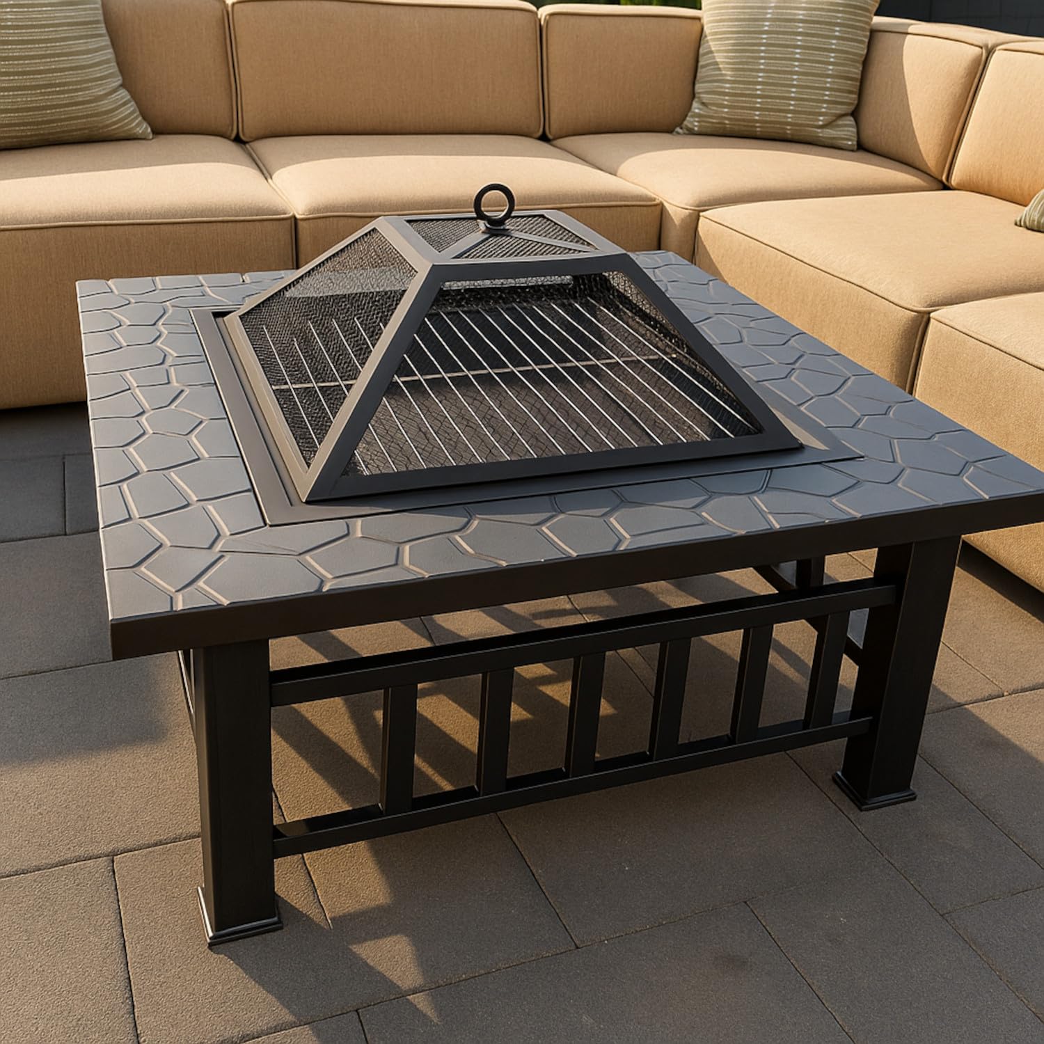Preiswert&Gut Feuerschale mit Funkenschutz 3in1 in edler Steinoptik – Feuerstelle Terrasse als Grill und Eiskübel, wetterfest mit Schürhaken & Abdeckung 81x81x50 cm Feuerkorb für den Garten