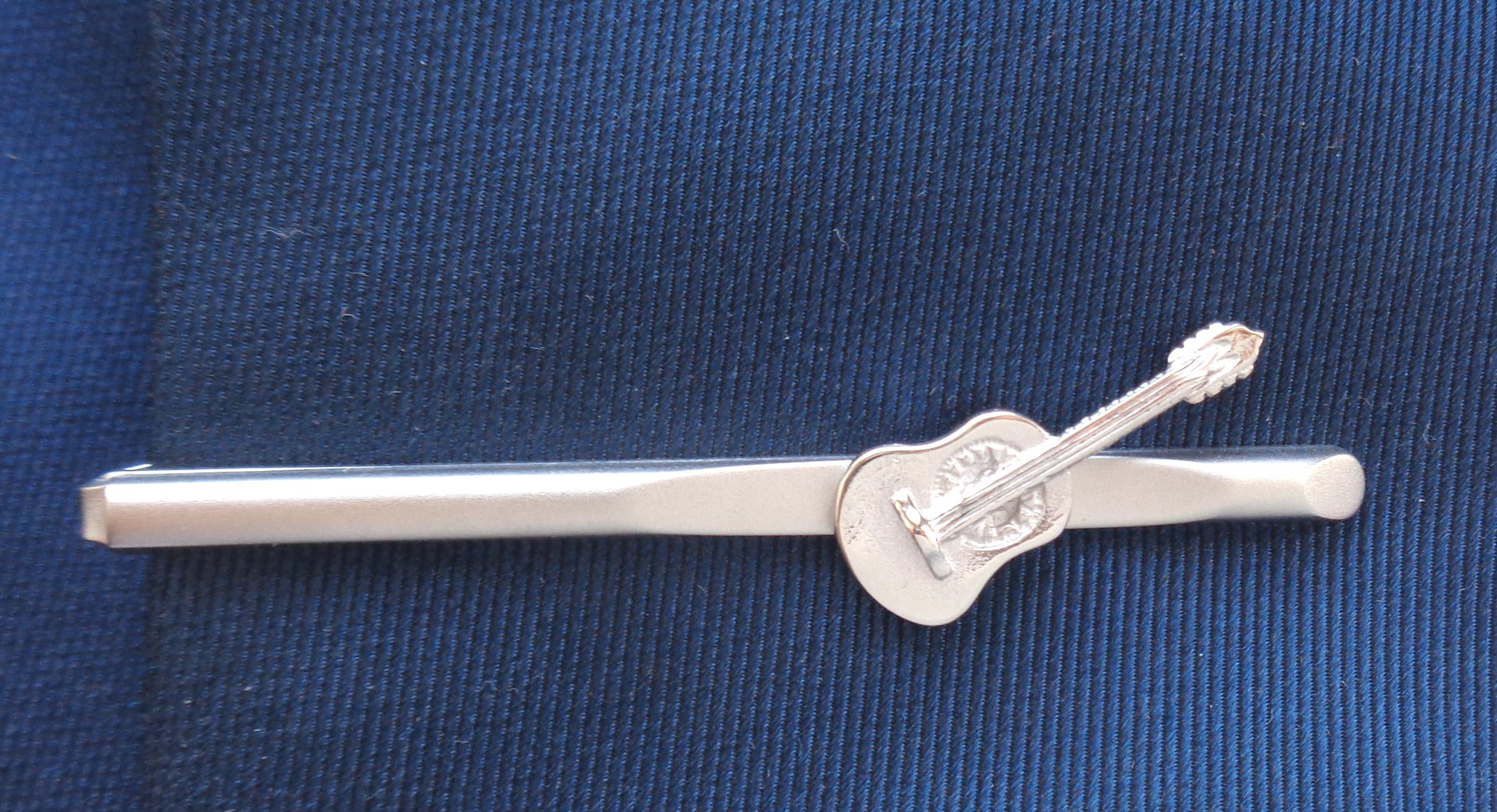 Gitarren Krawattennadel Wandergitarre silbern matt-glänzend ca. 7 cm m.i. Germany + Geschenkbox - Gitarren Accessoire für die Seidenkrawatte