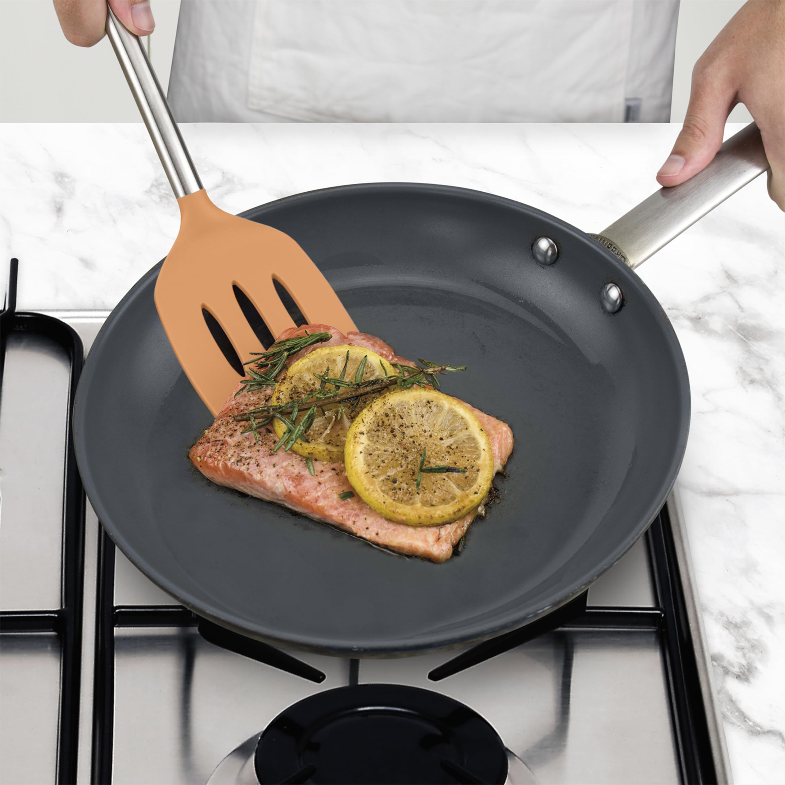 Tovolo Pfannenwender aus Silikon mit Schlitzen und Edelstahlgriff, Pfannkuchenspatel, kratzfestes Küchenutensil für antihaftbeschichtetes Kochgeschirr und Gusseisen-Bratpfannen, Aprikose, 1 Stück