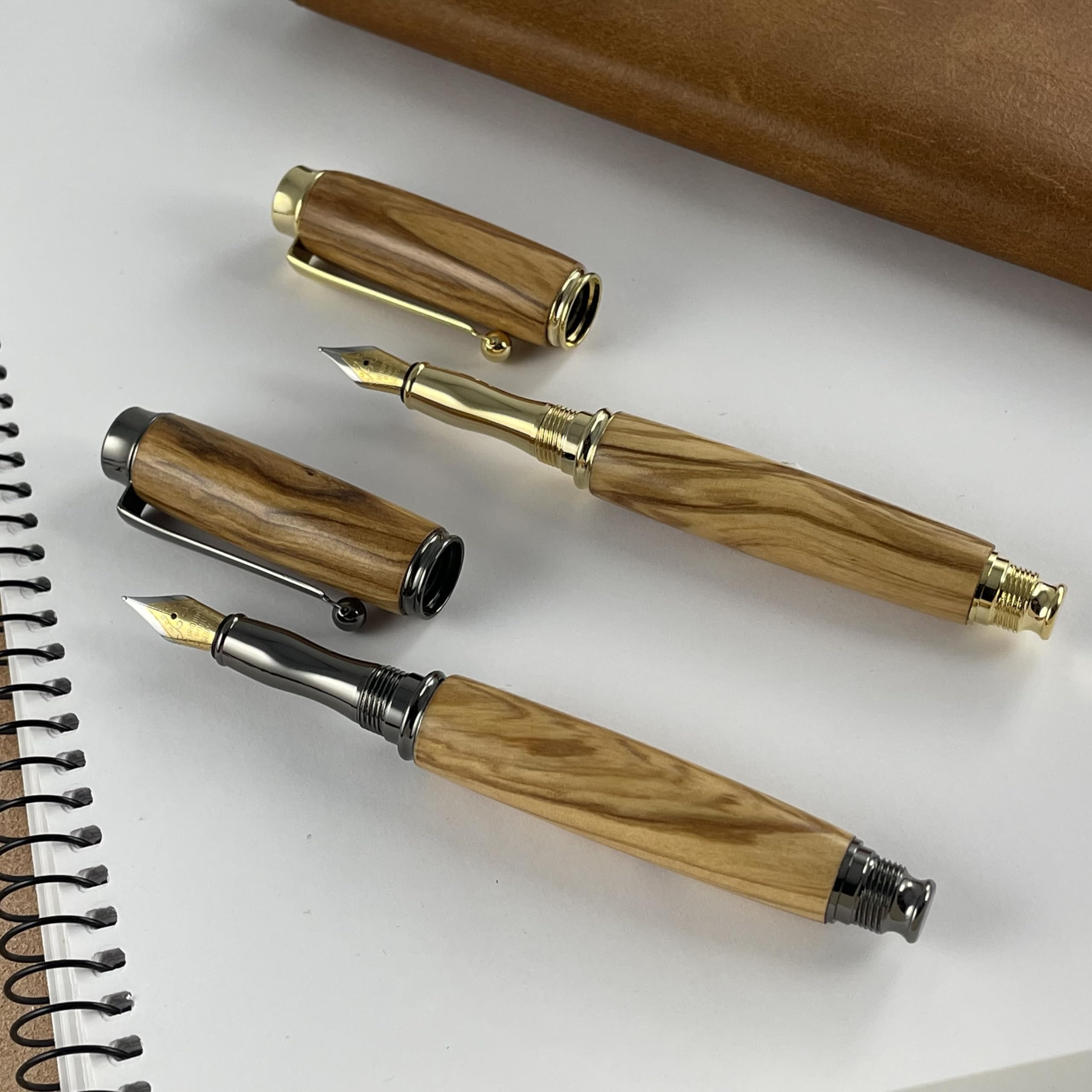 Parure 2 Stylos Premium Bois d'Olivier d'Italie. Fabriqué Main en France. Personnalisé avec gravure. Livré avec boîte cadeau luxe | Noël, Mariage, Noces, Homme, Femme, Anniversaire