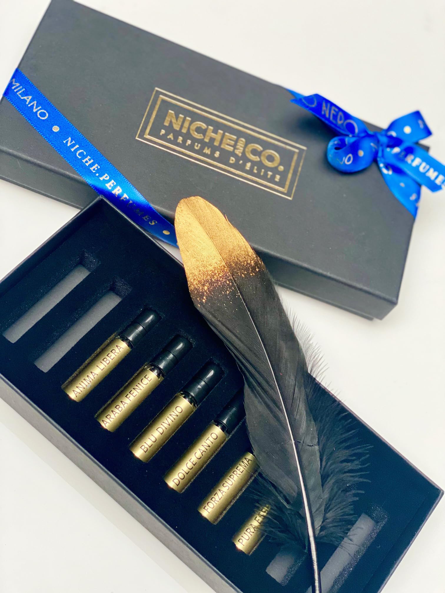 Eau de Parfum Cigno Nero Milano. KIT DE DESCUBRIMIENTO 6 viales de 2 ml. Cada vial contiene una fragancia de la línea de extractos de perfumes Cigno Nero para mujer y hombre.