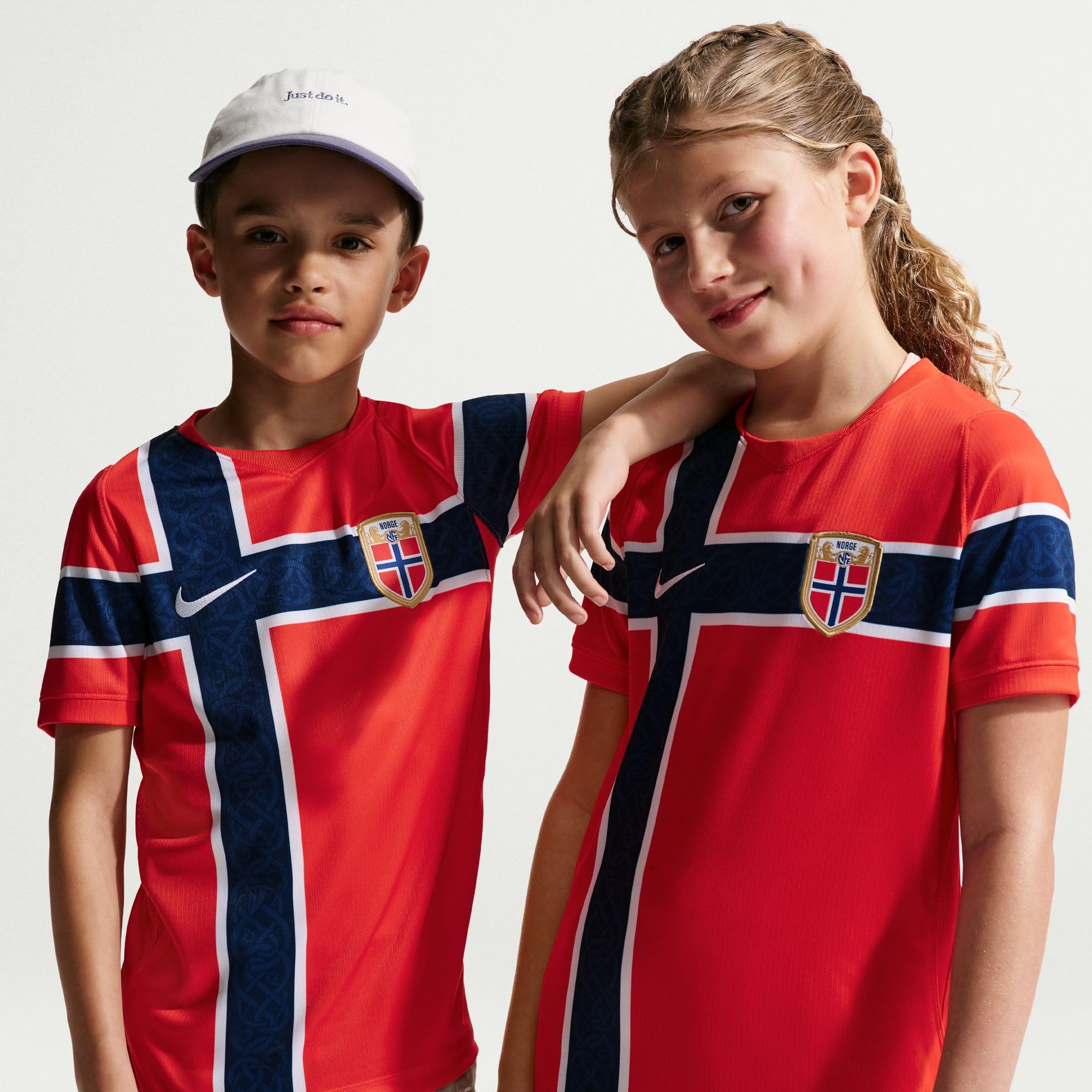 Norwegen 2026 Heimspiel Replika-Fußballtrikot mit Nike Dri-FIT-Technologie (ältere Kinder), IB5150