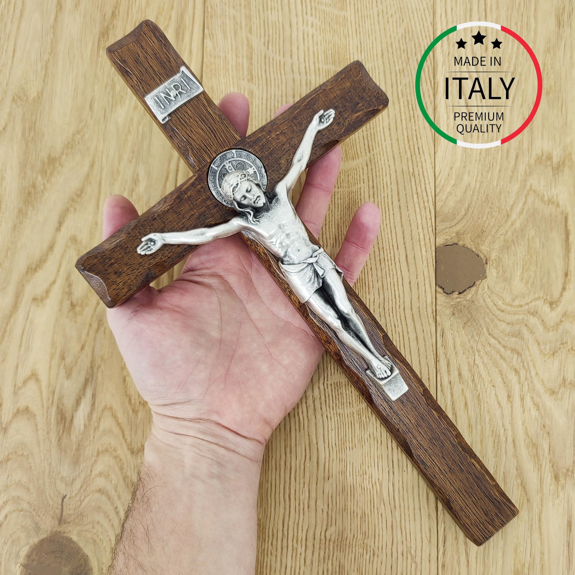 La Balestra - Crocifisso da parete di San Benedetto in legno naturale, Cristo placcato argento 999, prodotto in Umbria in Italia (35,5 x 16,5 x 3,5 cm)
