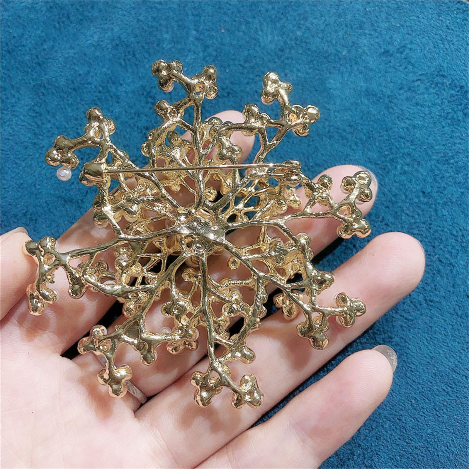 Broche refinado de perlas de copo de nieve, pin de perlas de imitación de moda para ropa de invierno y accesorios florales