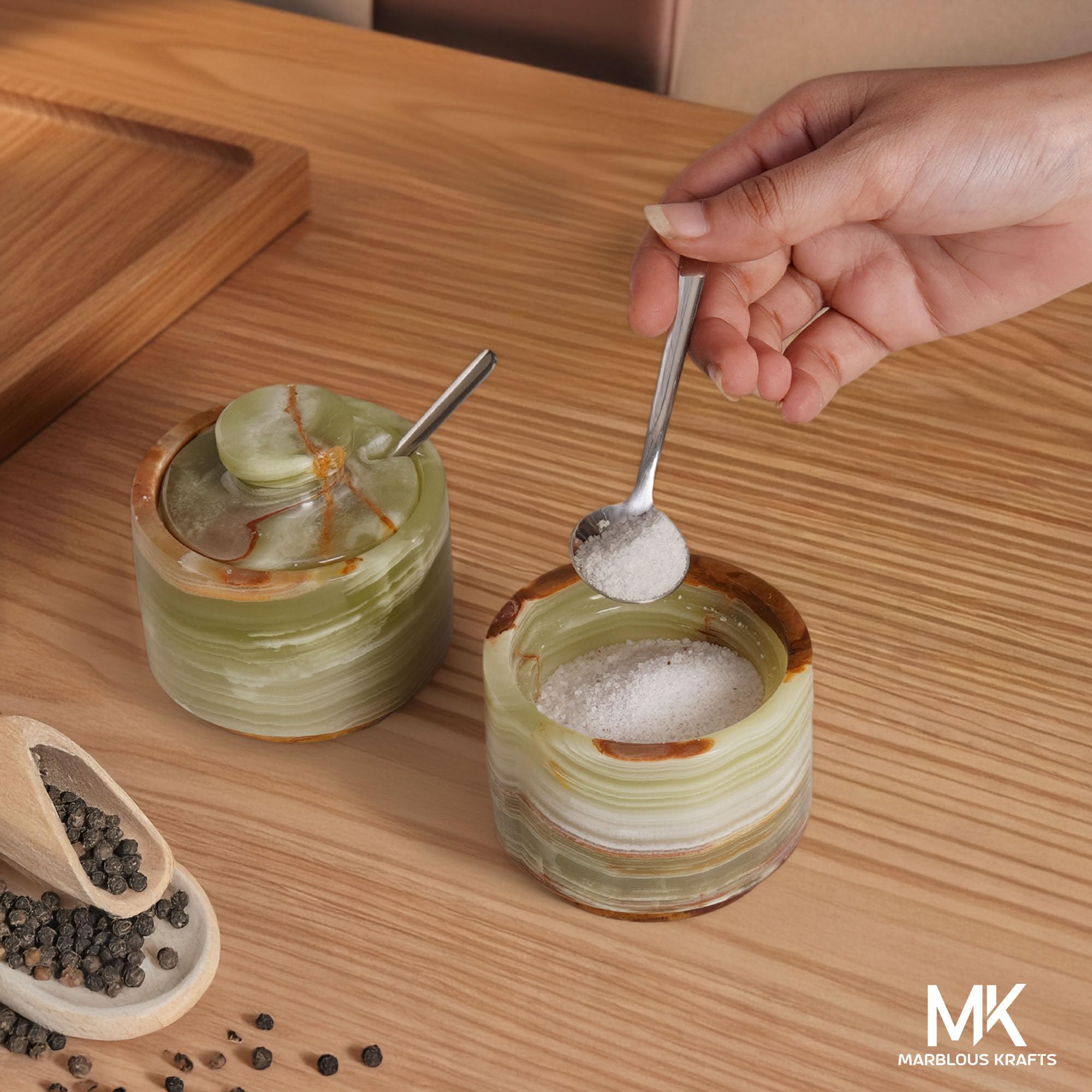 MARBLOUS KRAFTS Salière en marbre avec couvercle et cuillère, assiette à sel en pierre verte de 7,6 cm pour plan de travail de cuisine, petit ensemble décoratif avec 2 pots à épices