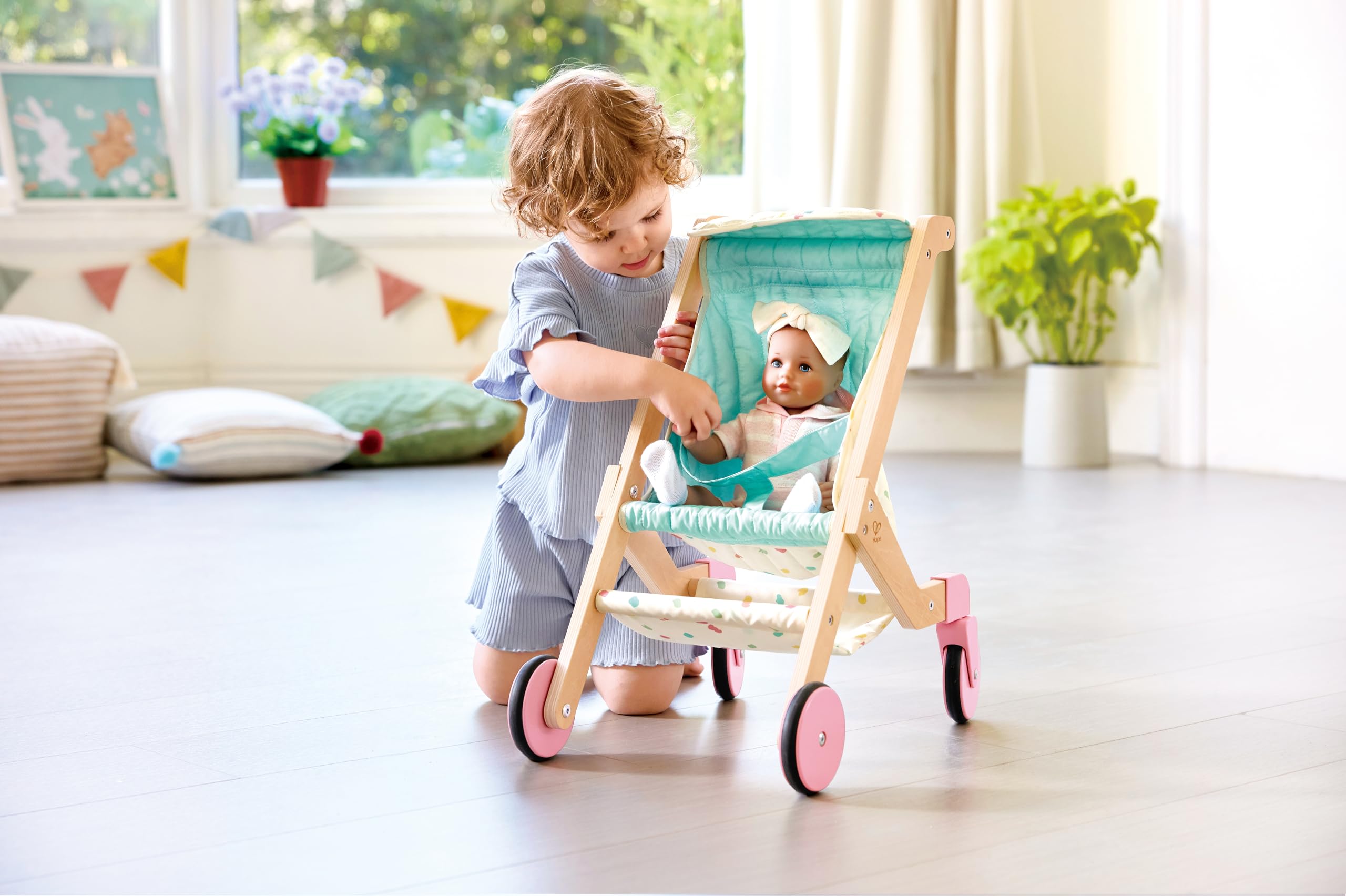 Hape Passeggino per bambole "Sweet Walks" in legno – Passeggino per bambole – Robusto carrello scorrevole con rivestimento in tessuto – Carrello giocattolo per bambole e orsacchiotti – per bambini dai