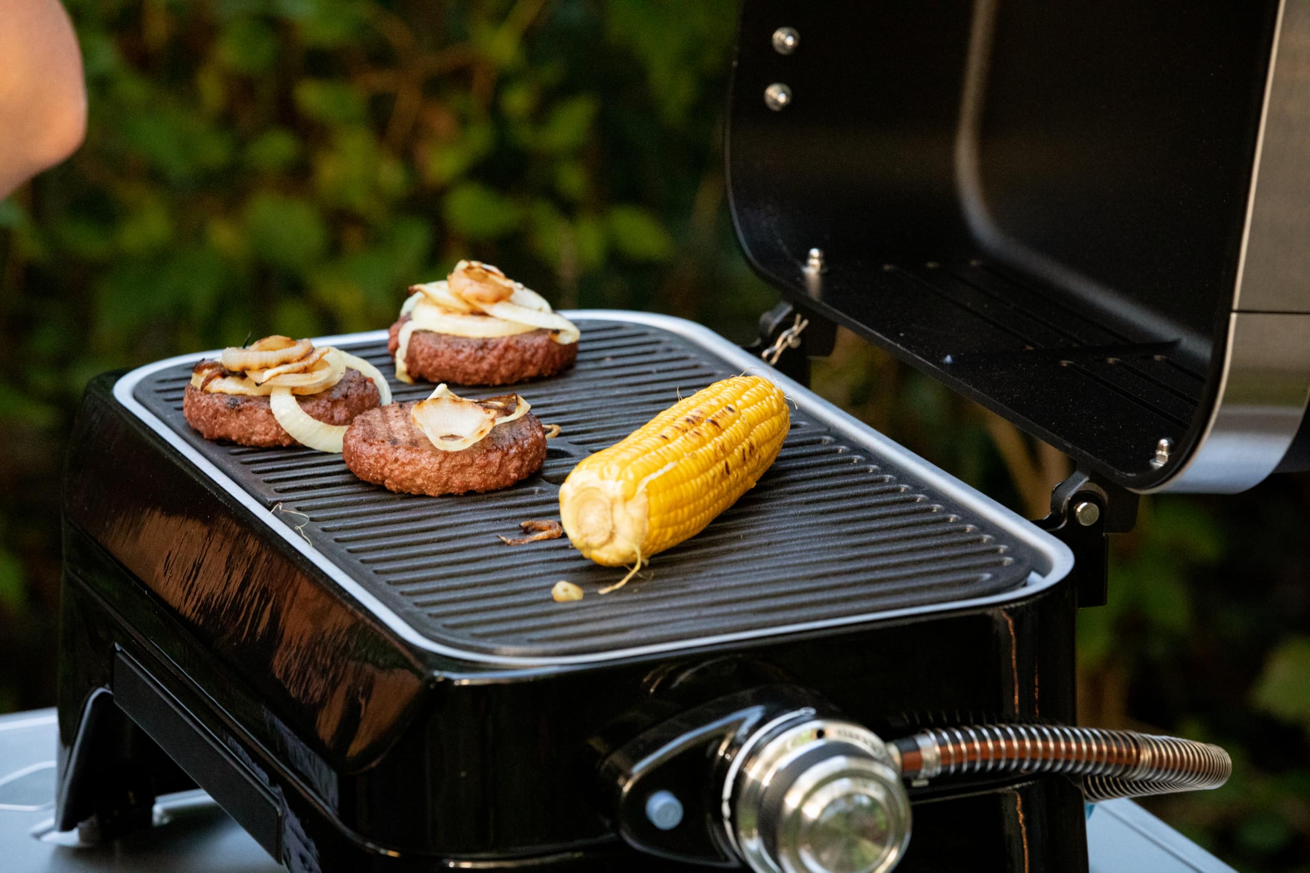 CAMPINGAZ Attitude2go Barbecue à gaz avec couvercle portable pour balcon, barbecue de camping avec thermomètre et grill en fonte, fonctionne avec des bouteilles de gaz standard