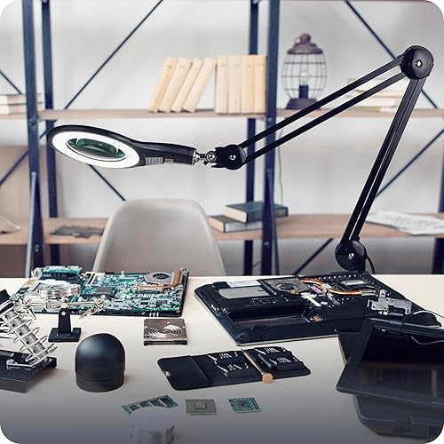 Vista 2 de Lámpara LED de aumento, con brazo giratorio, luz ajustable, para computadoras, escritorios, manualidades o bancos de trabajo, de Brightech