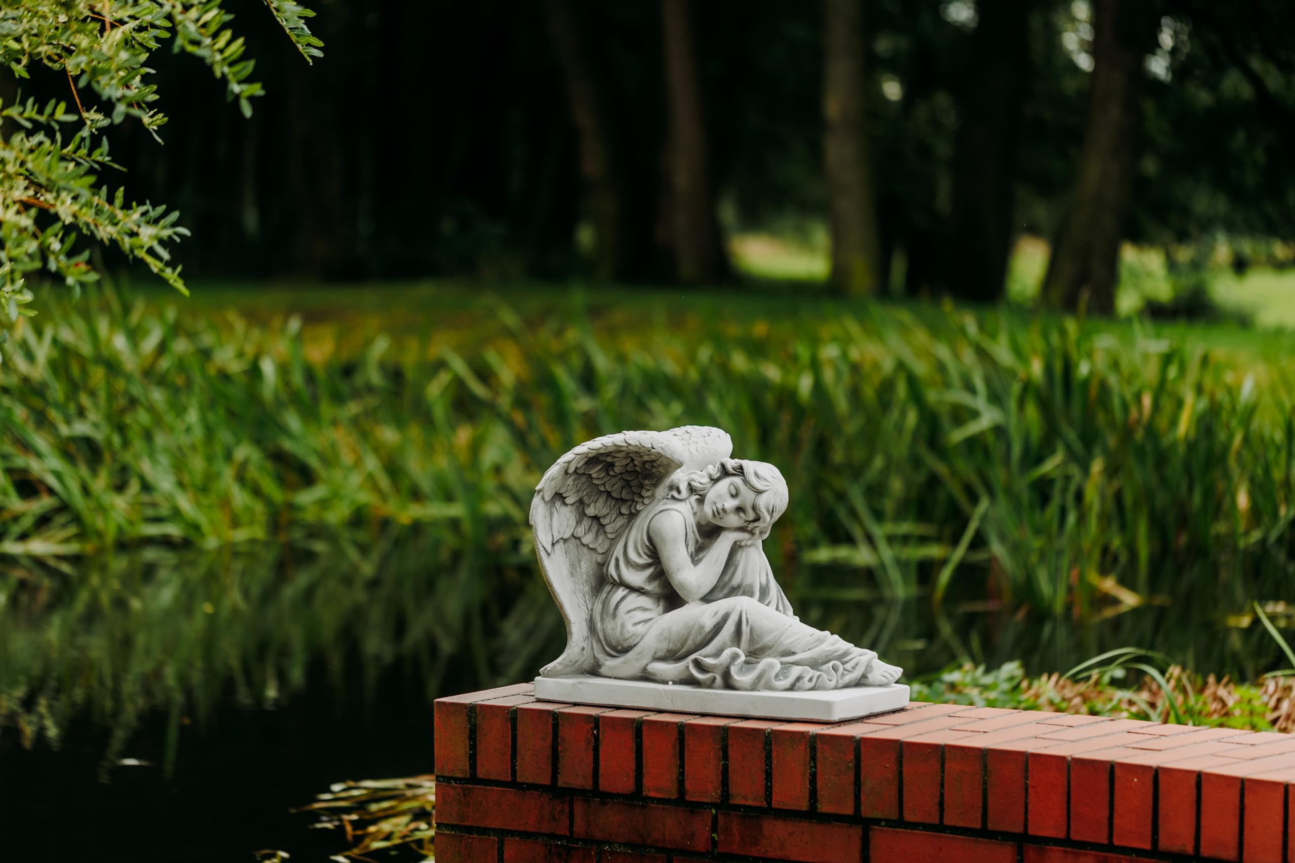 gartendekoparadies.de Engel Statue auf einem Sockel, Steinfigur, Grau, Frostsicher aus Steinguss für Außenbereich, H. 42 cm, 45 kg