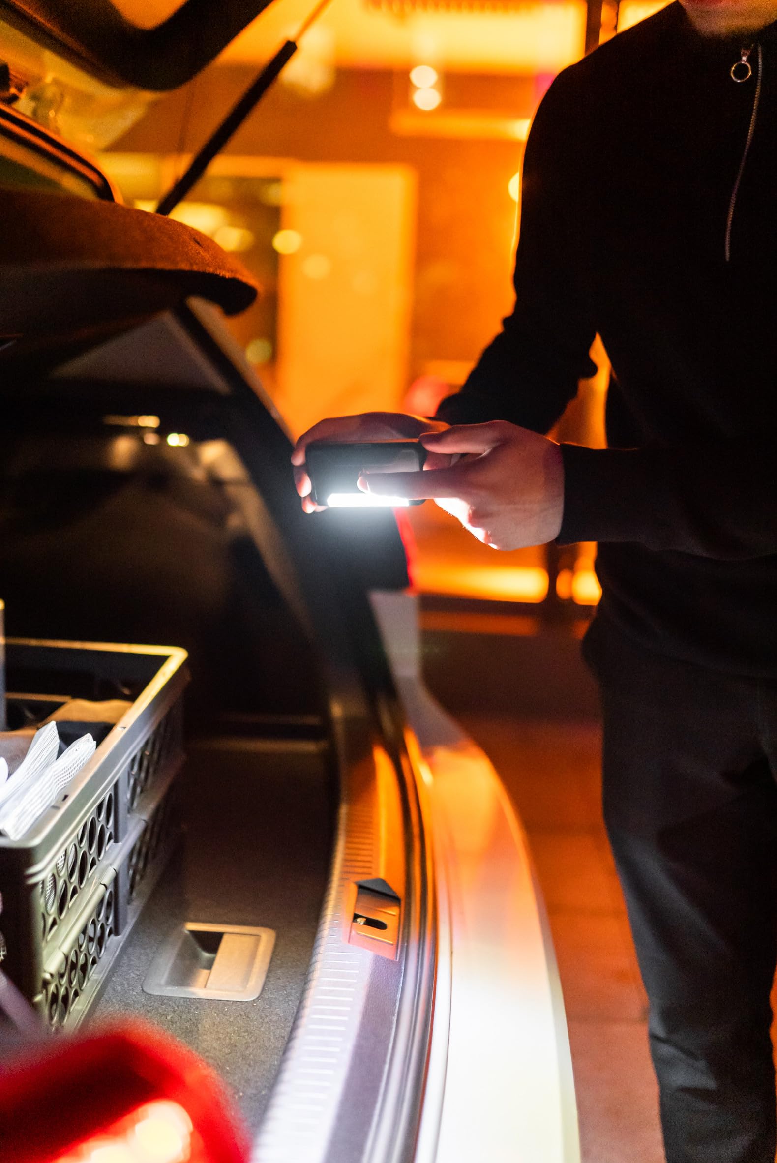 OSRAM LEDambient Trunk Light, Luce bagagliaio a LED, funzione di illuminazione automatica, luce per bagagliaio a LED ricaricabile e universale