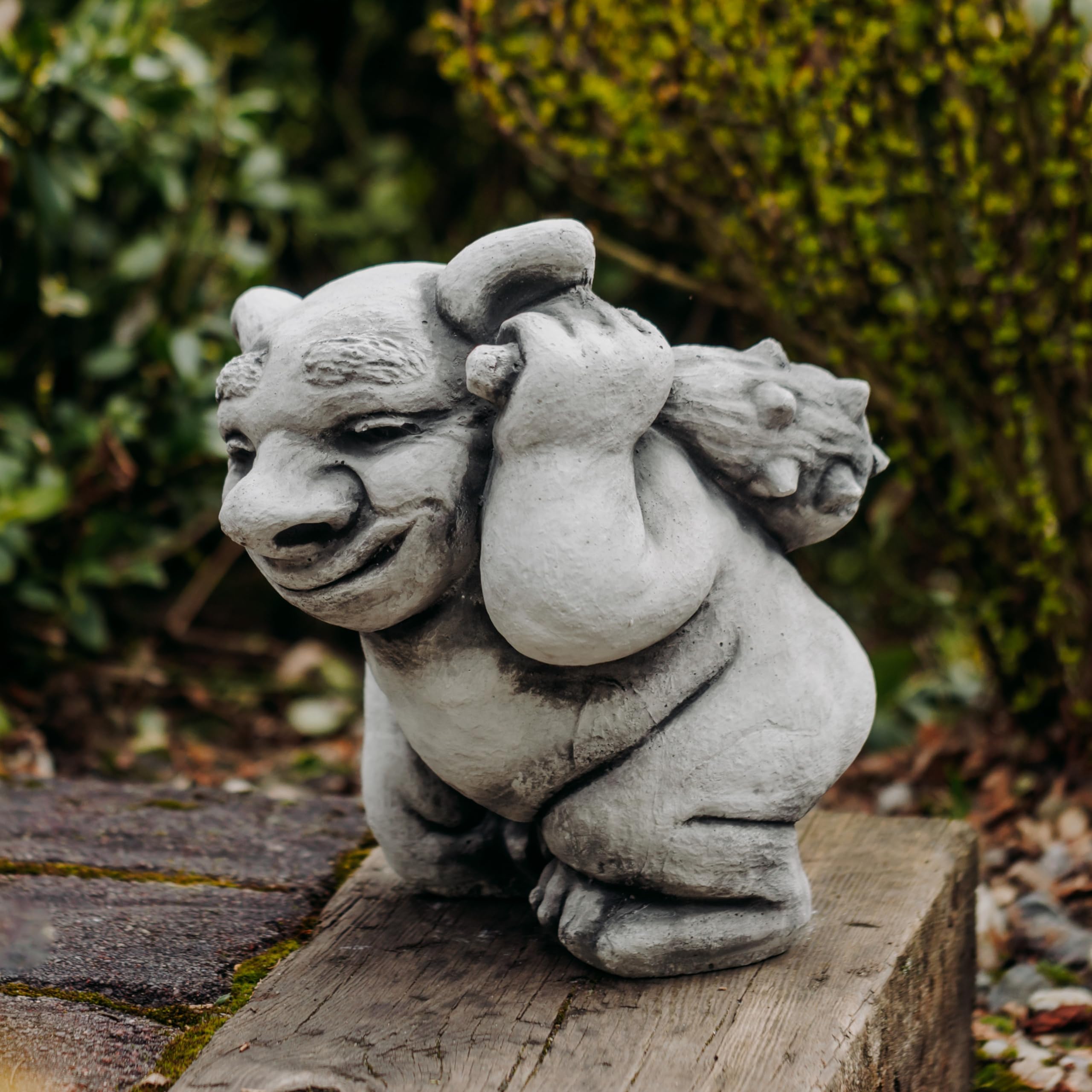 gartendekoparadies.de Massive Steinfigur lustiger XXL Troll Modell Neandertaler, Höhe 30 cm, Grau, 15 kg, Figur aus Steinguss frostsicher für den Außenbereich