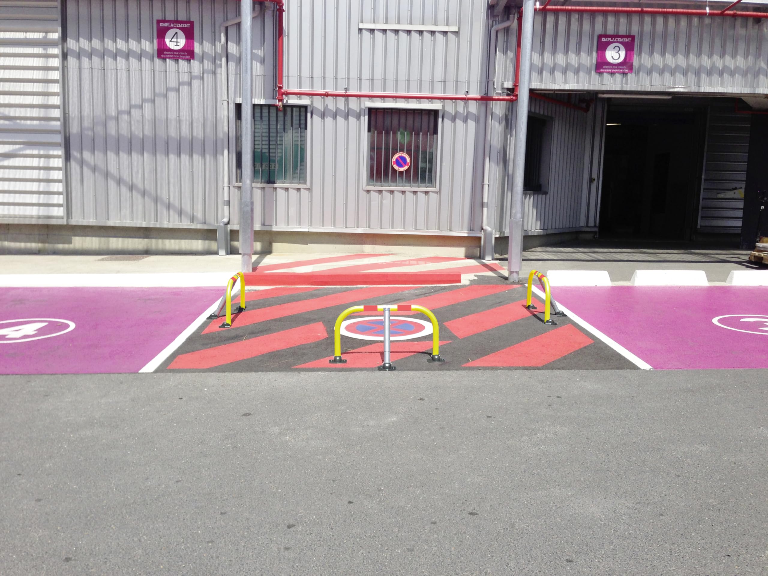 Arceau de parking haute visibilité jaune ouvertures multiples