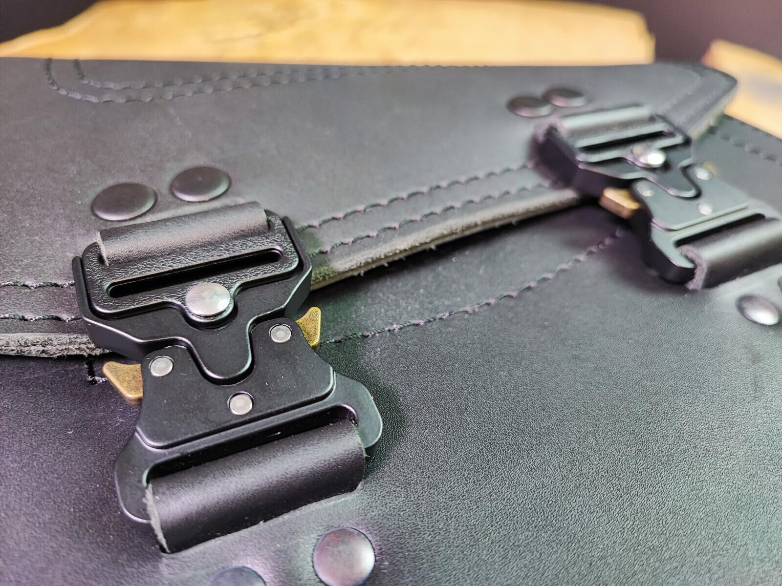 Bullet Blackline kompatibel mit Heritage Starrahmen Harley Davidson Schwingentasche Satteltasche Linke Seite Seitentaschen Werkzeugtasche Fatbob 2020 Leder schwarz