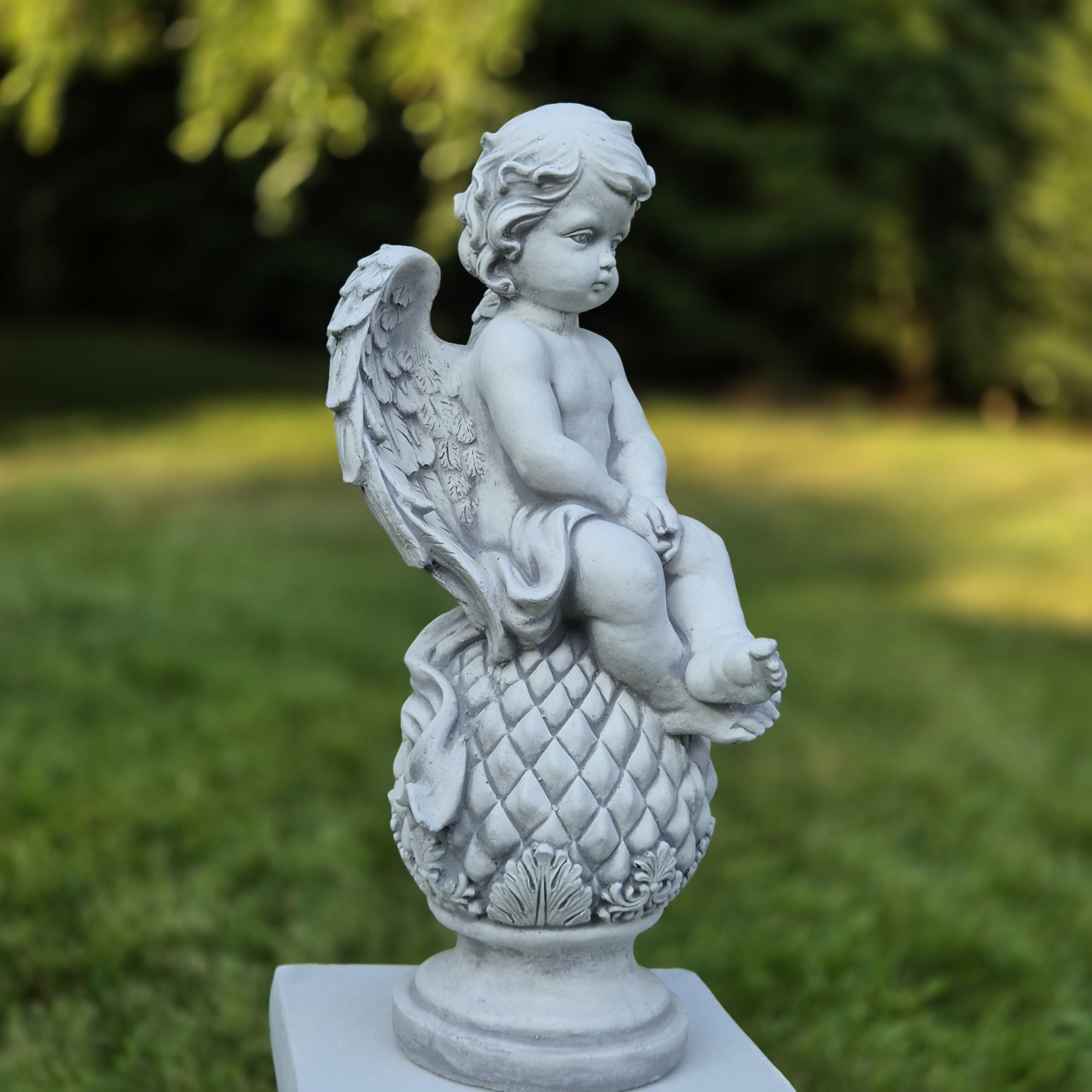 FABRIQ Figurka anioła na kulce, 37 cm, wytrzymała rzeźba betonowa, odporna na mróz, masywna, ze sztucznego kamienia