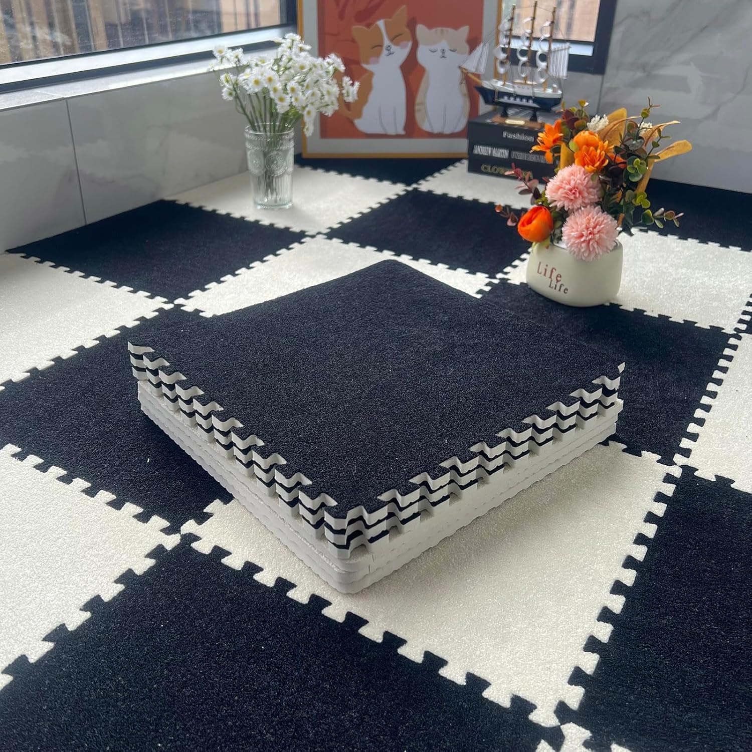 Dalles de Moquette emboîtables - Paquet de 10 pièces, Tapis Puzzle en Mousse de 30 x 30 cm, à Poils Courts, Noirs et Blanc cassé, adaptés aux Maisons, Bureaux, salles de Jeux pour Enfants, f