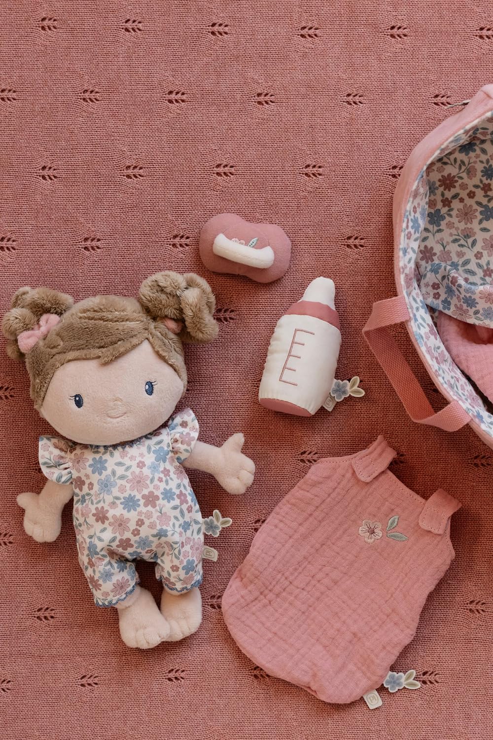 Little Dutch Stoffpuppe Babypuppe Rosa im Tragekorb - mit magnetischem Schnuller und Trinkflasche - inklusive viel Zubehör - für Mädchen ab 12 Monate