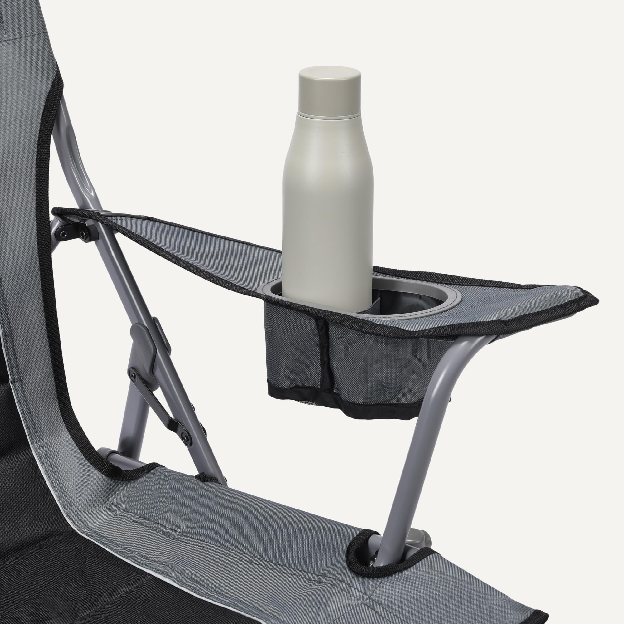 Chaise de camping surdimensionnée Amazon Basics, assise et dossier rembourrés, robuste, design pliable, noir et gris