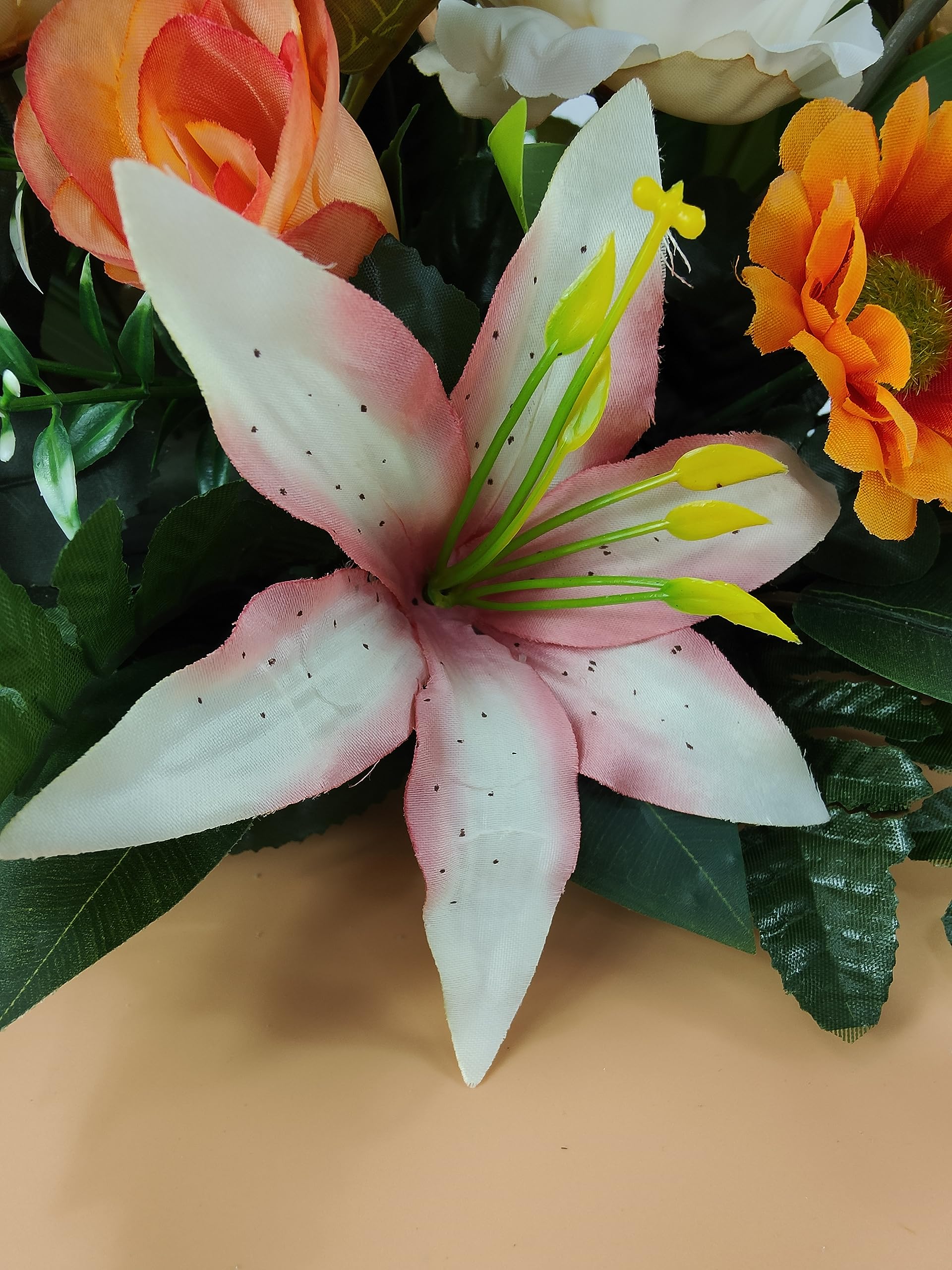 DRW Centro Flores Artificiales Cementerio, Santos, Iglesias, Aniversarios, Ceremonias, Bodas Naranja Salmon y Blanco con liliums, Rosas y Margaritas 75x24x30 cm