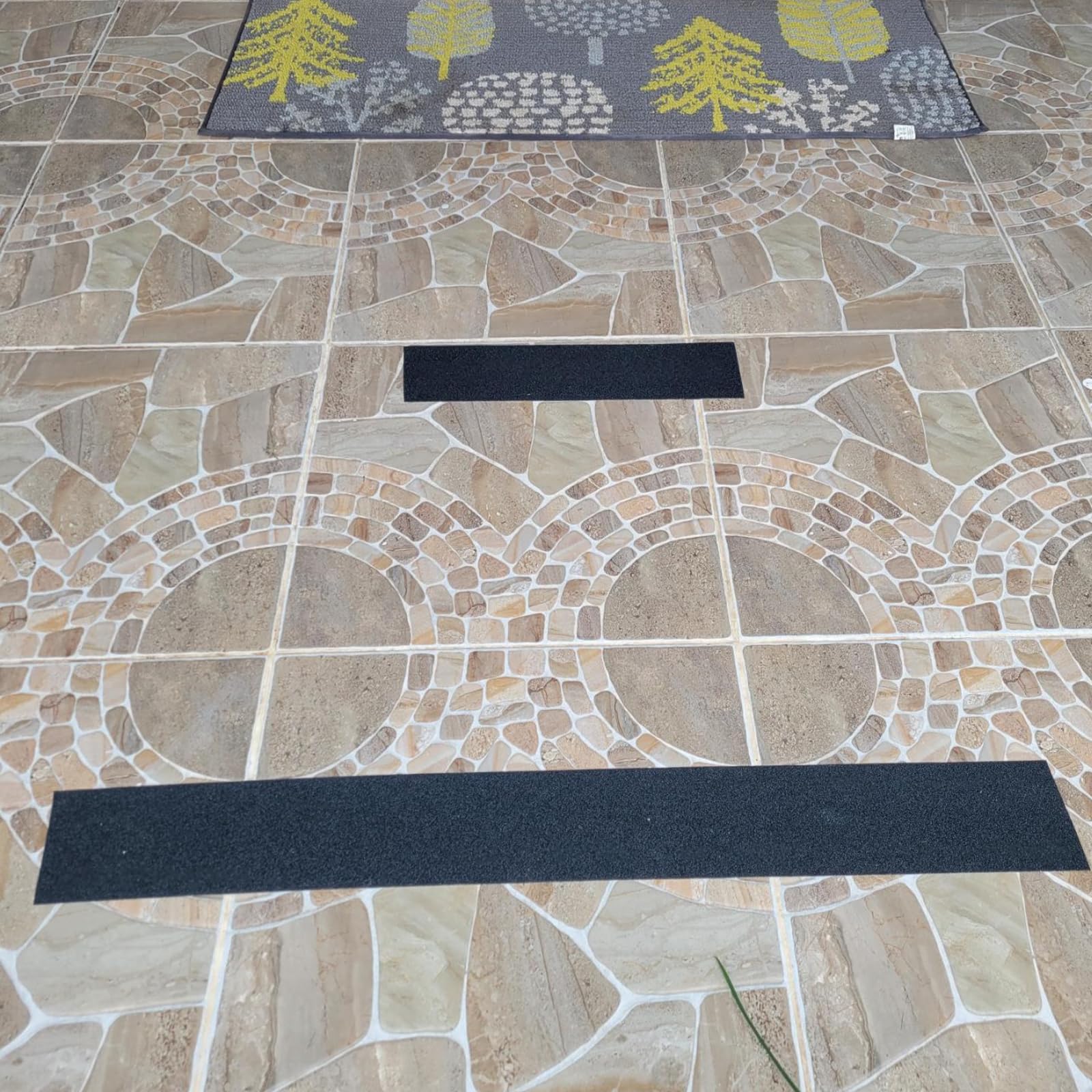 Lot de 2 rouleaux de ruban adhésif antidérapant - 15 cm x 10 m - Imperméable - Noir - Pour escaliers, terrasses, scooters