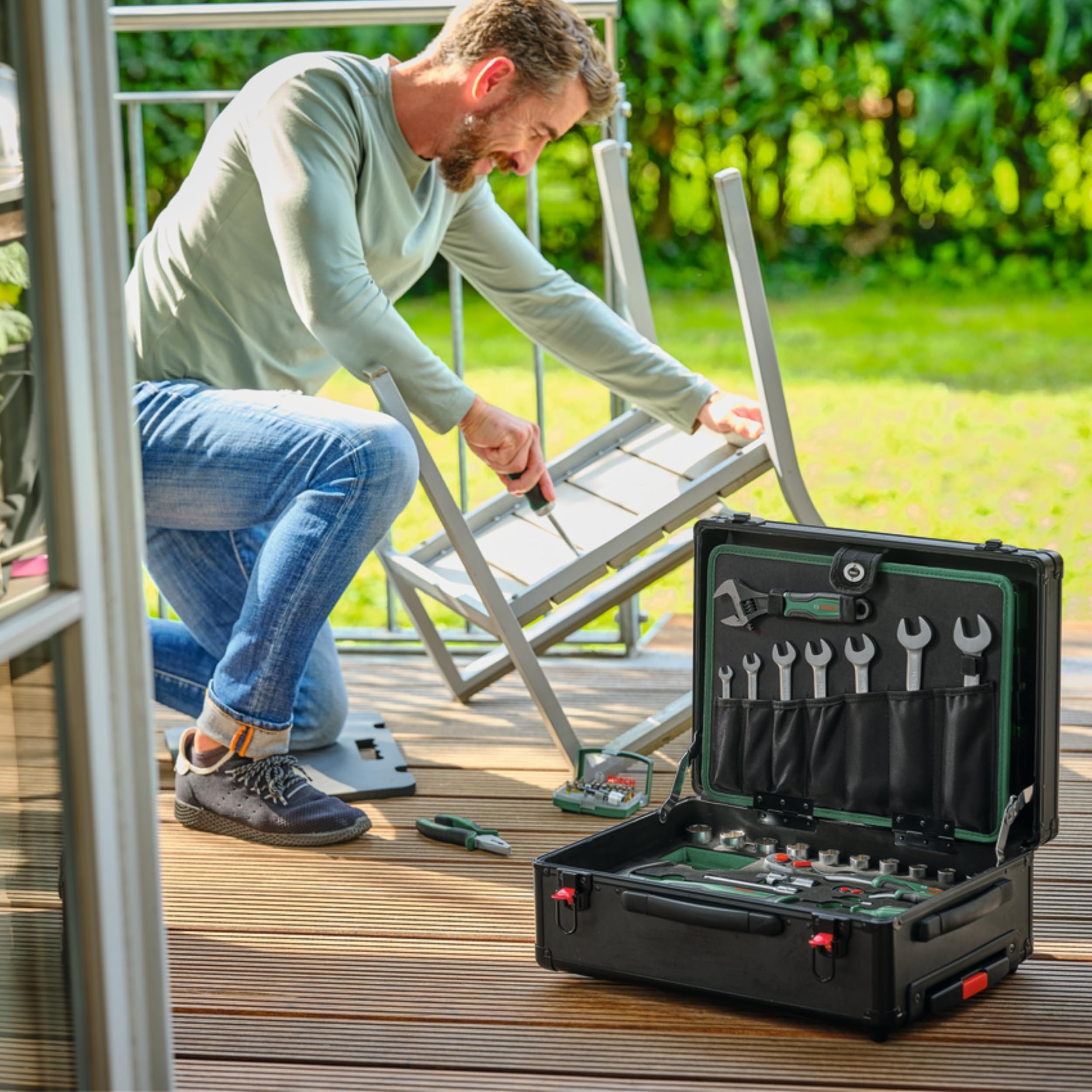Bosch Mallette à outils roulante 119 pièces (accessoires à main)