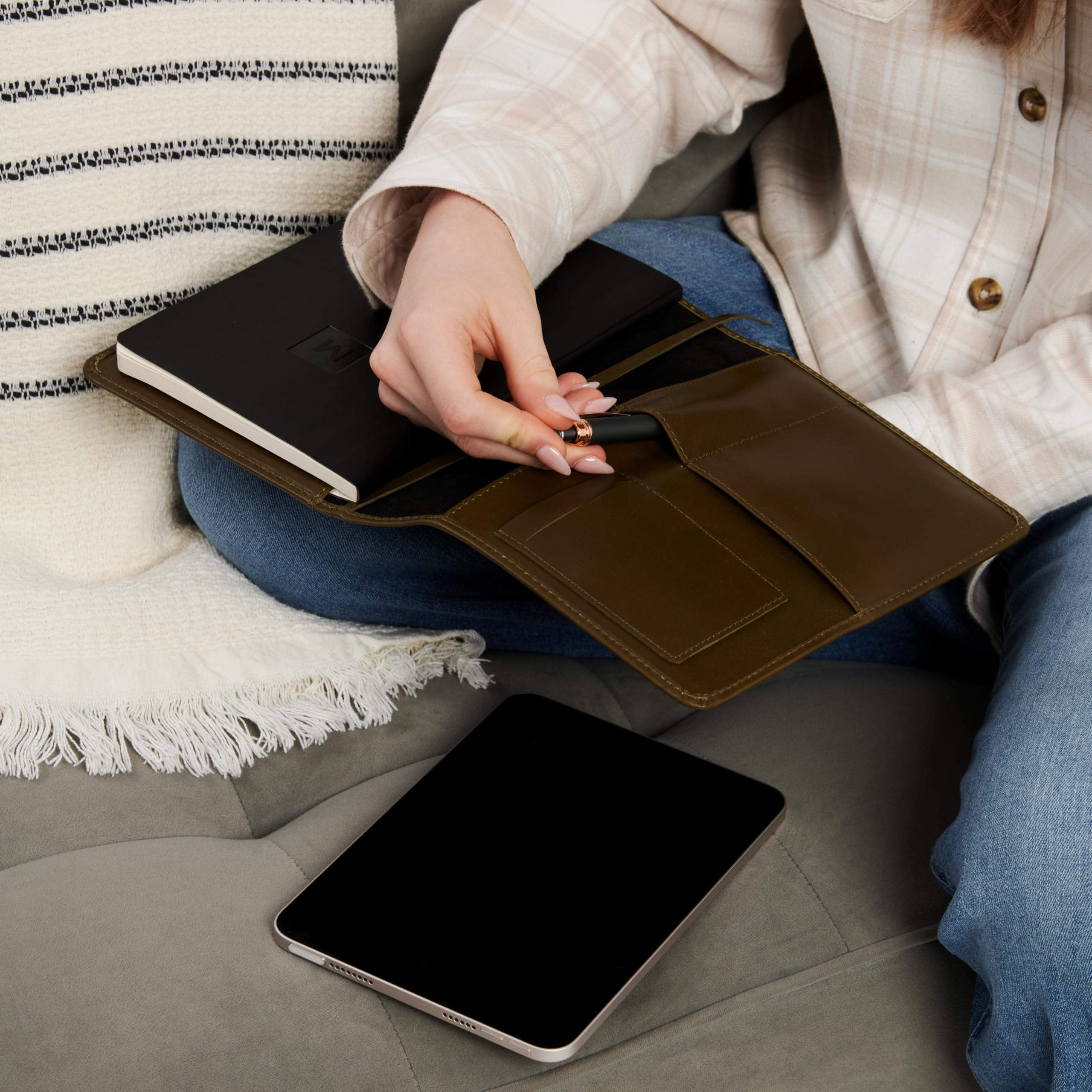 Theodore Copertina in pelle formato A5 – Premium Padfolio per notebook 5,5 x 9 pollici, tasca per carte, portapenne, segnalibro e telefono (verde oliva)
