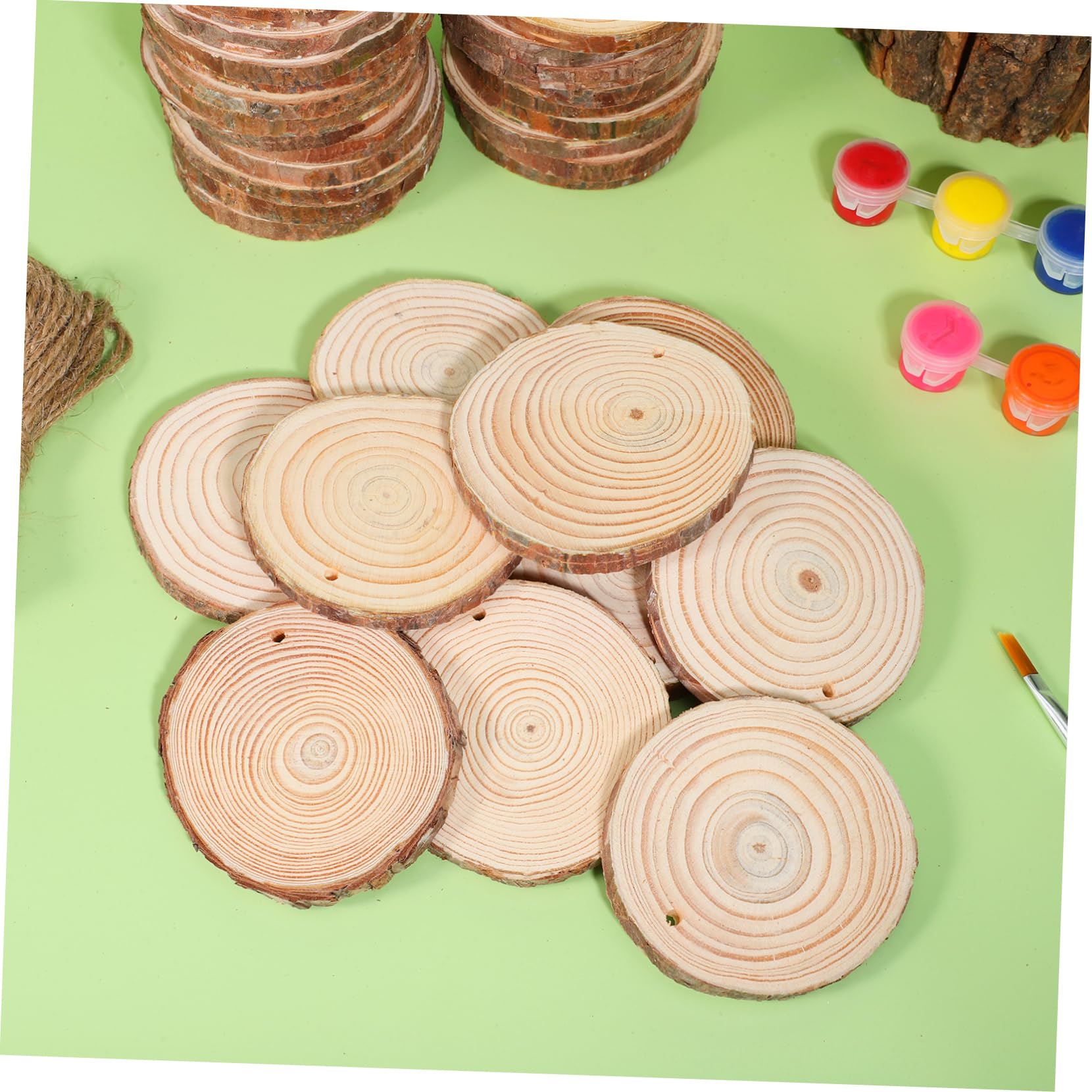 50 Stück Runde Holzscheiben Braun Unbehandelt mit Jutekordel | Holz, Rustikale Natürliche Optik, 7–8cm Format, für Klassenzimmer und Shops