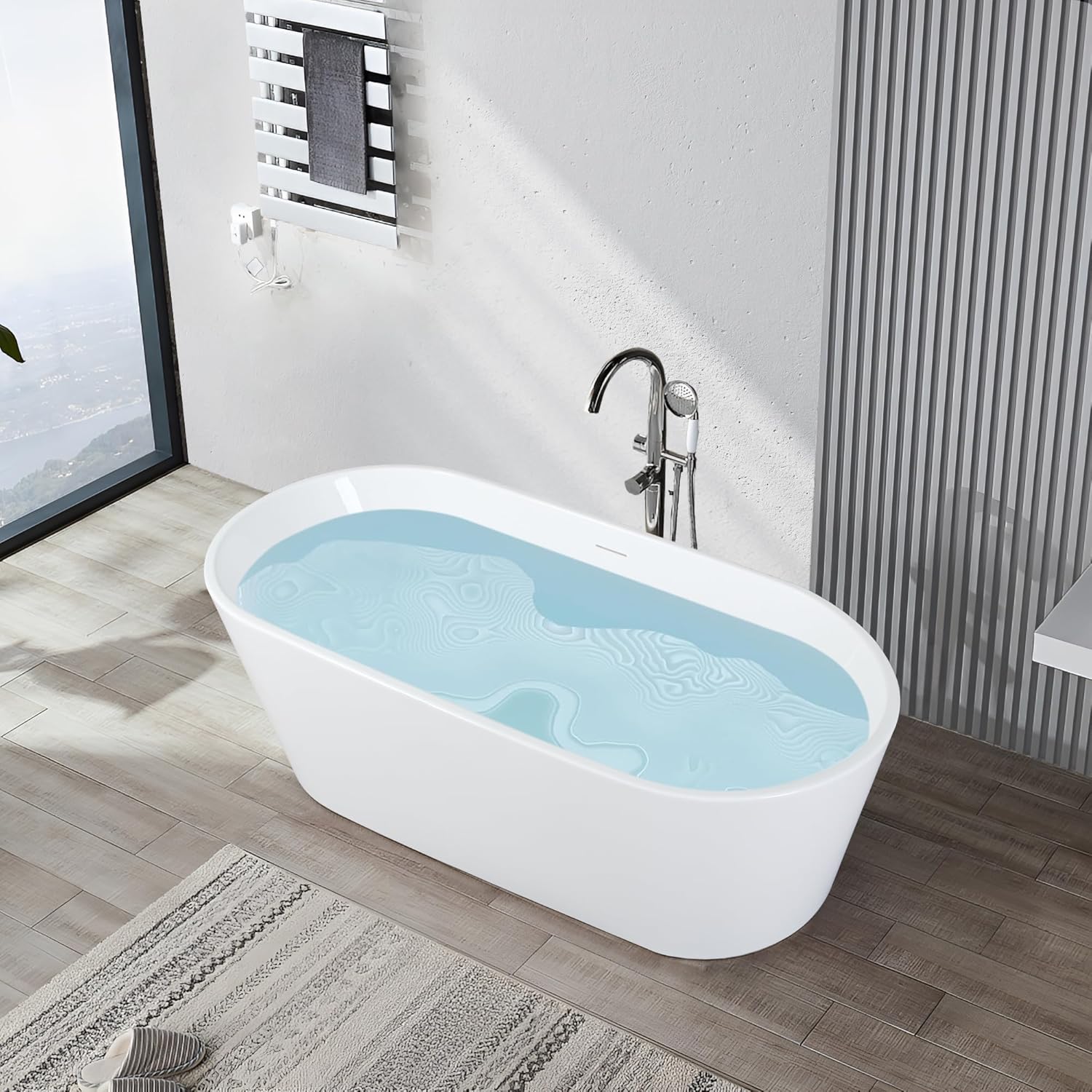 Simpol Home badekar fyldt med vand, med det integrerede overløb.