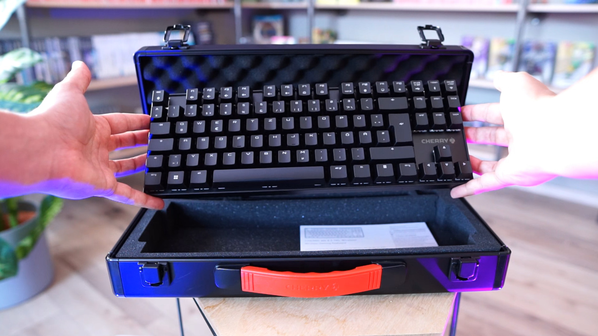 CHERRY MX 8.2 TKL Wireless Gaming-Tastatur – Deutsches QWERTZ Layout, MX RED Switches, Inkl. Metallkoffer