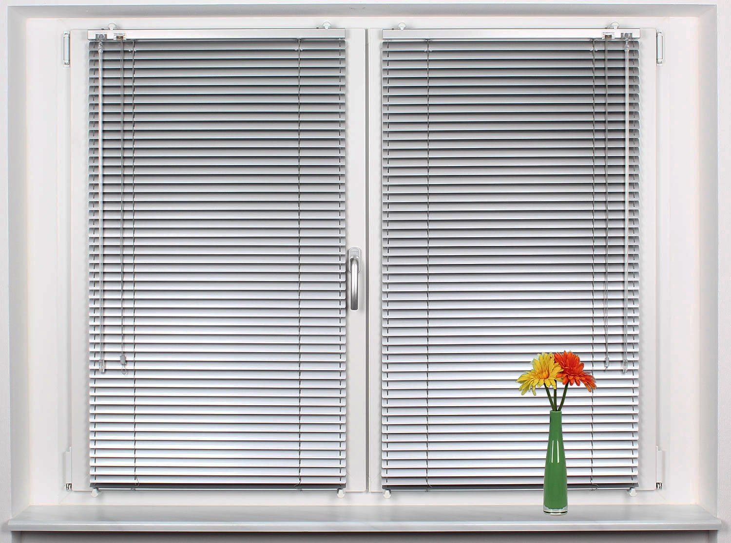Jalousie auf Maß - Maßanfertigung - Breite bis 100 cm x Höhe bis 240 cm - Farbe: Silber - Montage: Klemmflex® Klemmträger - mit Seitenführung - Bedienung: Wendestab und Zugschnur